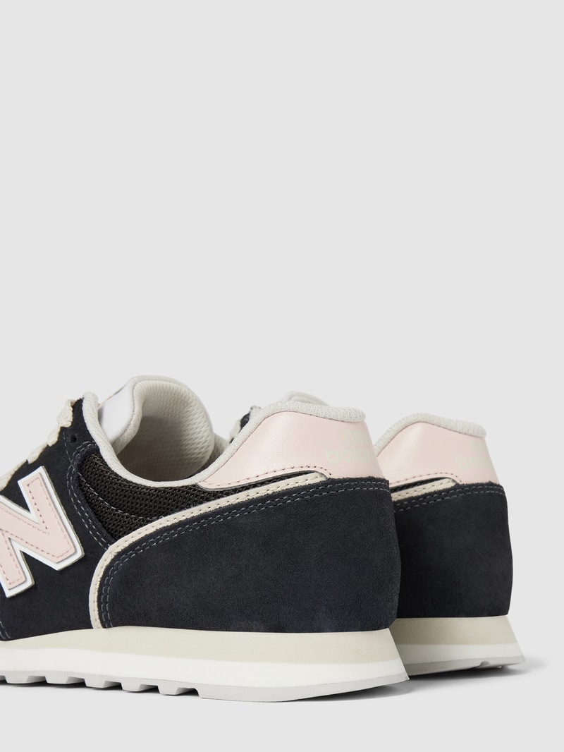 Sneaker mit Label-Detail in schwarz