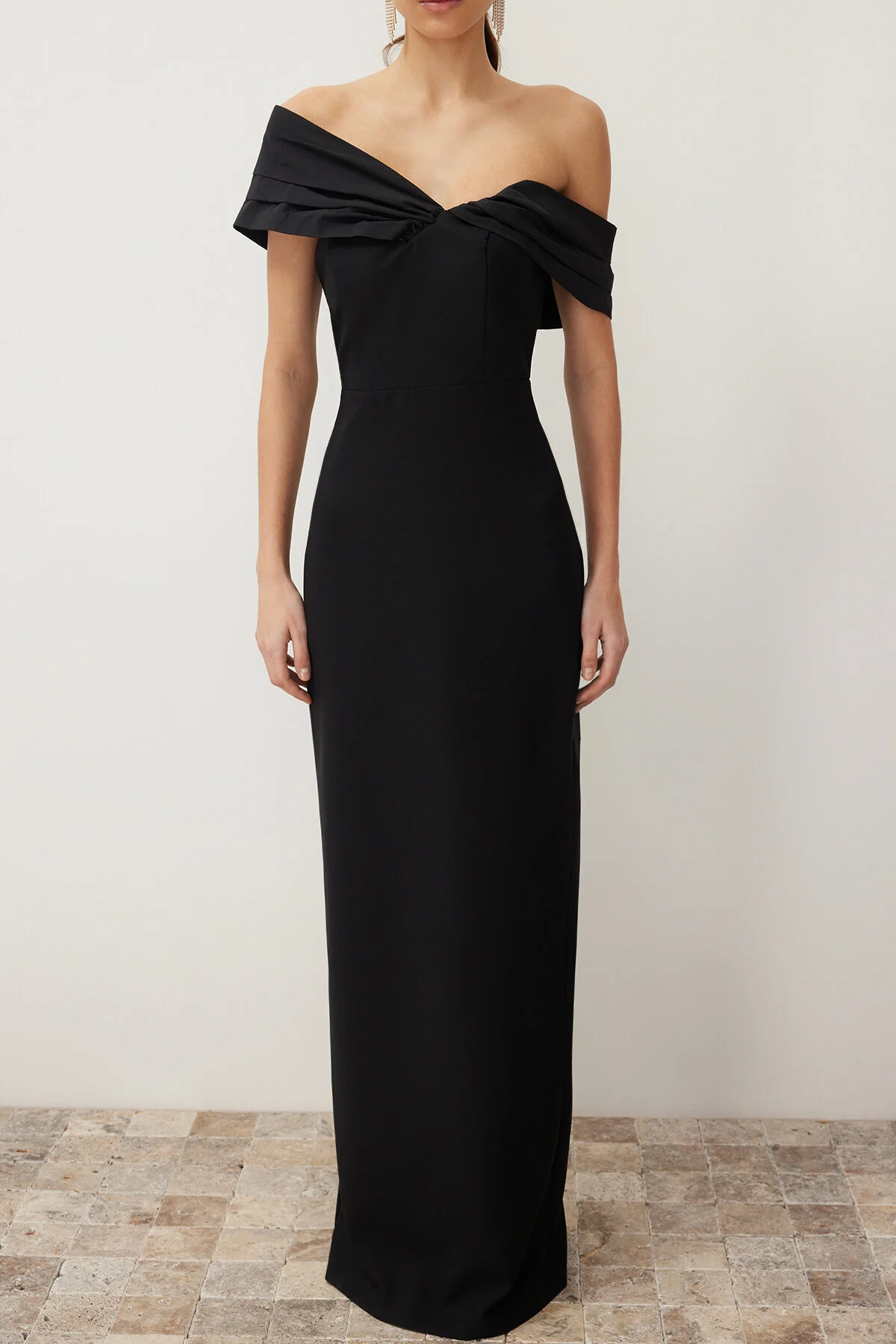 Trendyol Collection  Schwarzes, figurbetontes langes Abendkleid aus Popeline mit asymmetrischem Kragen und Details TPRSS24AE00084