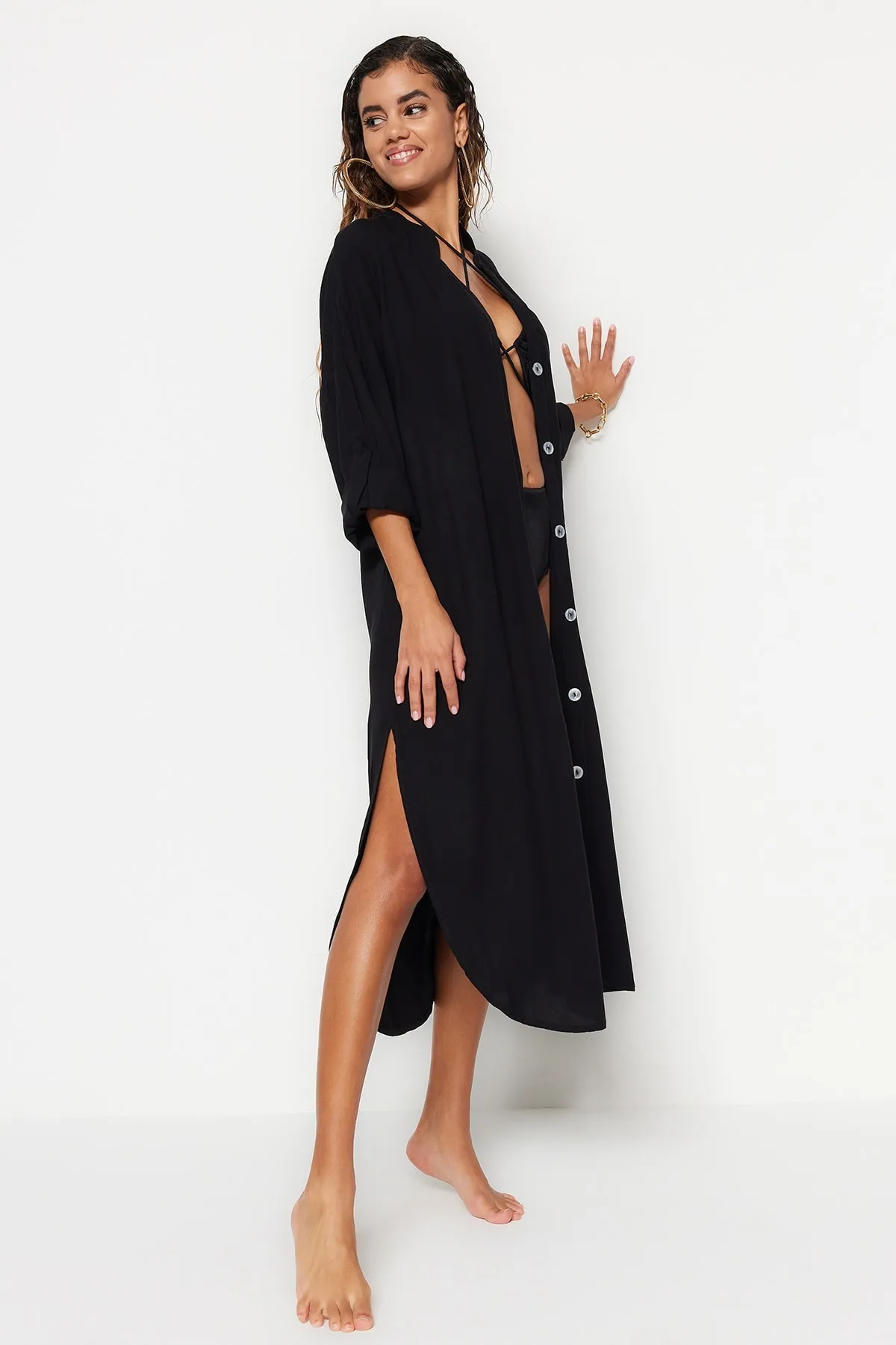 Trendyol Collection  Schwarzes Midi-Strandkleid mit gewebtem Schlitz TBESS21EL3318