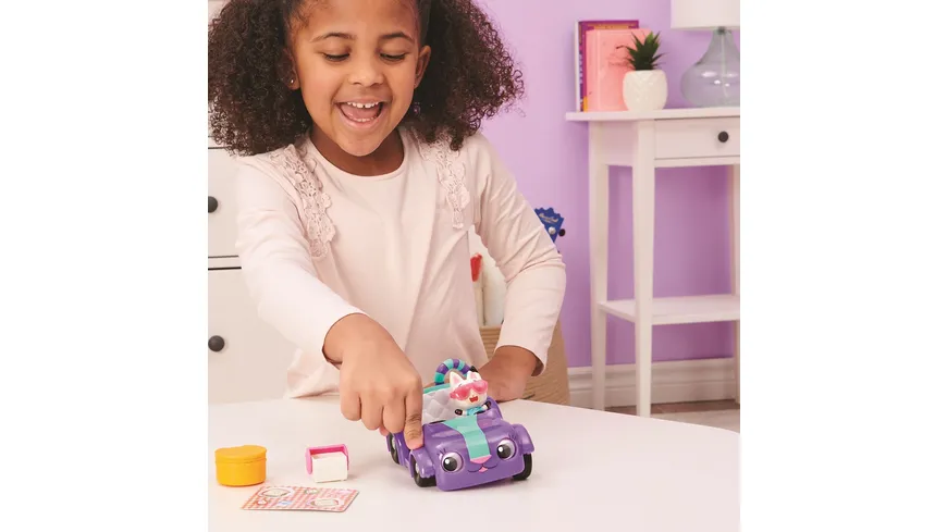 Gabby’s Dollhouse, Carlita-Spielzeugauto mit Pandy Paws-Sammelfigur, 2 Zubehörteilen und 1 Überraschungsbox