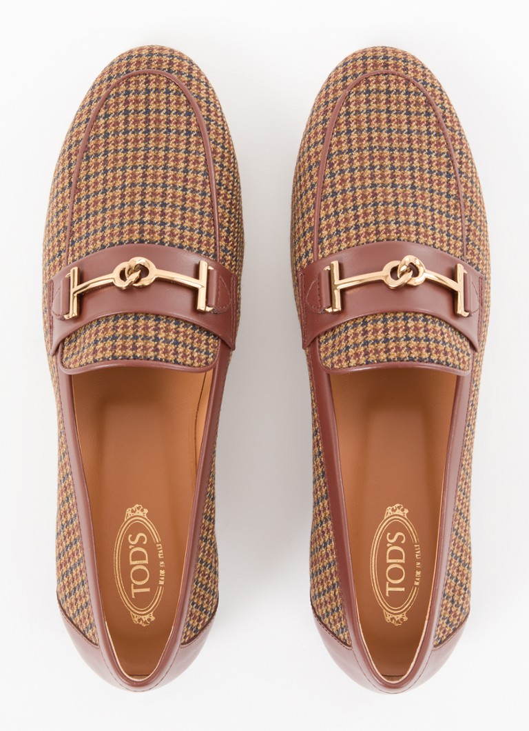 Tod'sin loaferit, joissa on kukonaskelkuvio ja nahkaisia yksityiskohtia