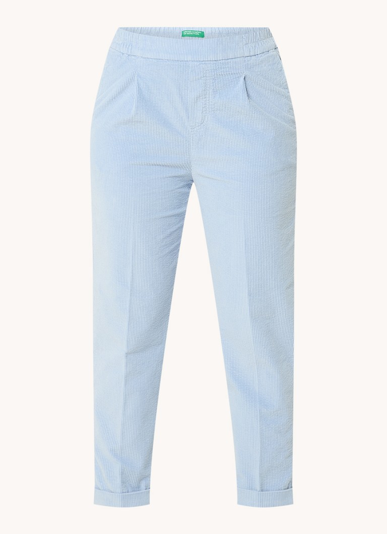 Pantaloni mulați din catifea reiată, cu talie înaltă și croială scurtă pe picior, de la Benetton.