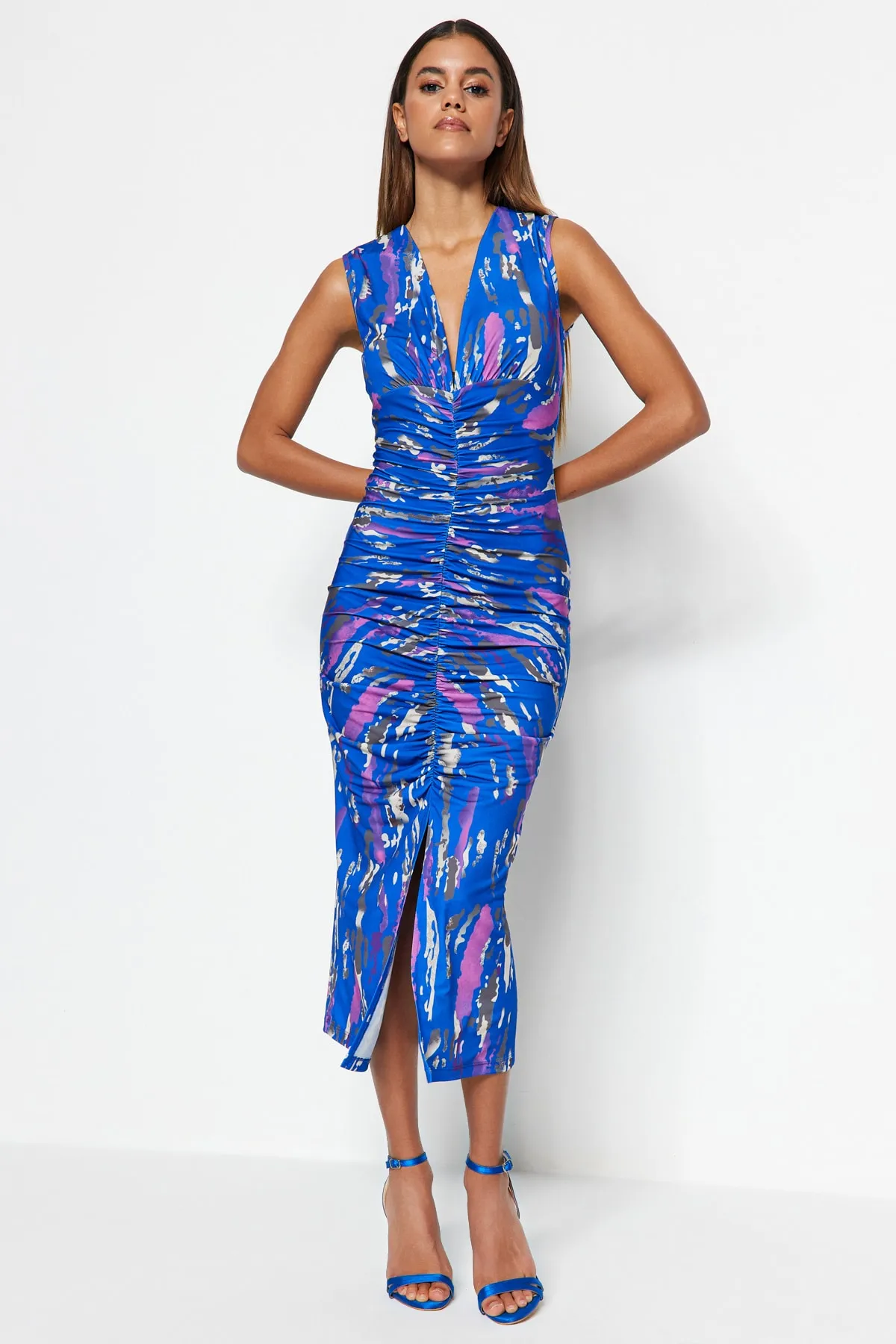 Trendyol Collection  Marineblaues, bedrucktes, tailliertes/tailliertes Midi-Bleistiftkleid aus flexiblem Strick mit Raffung TWOSS23EL00751
