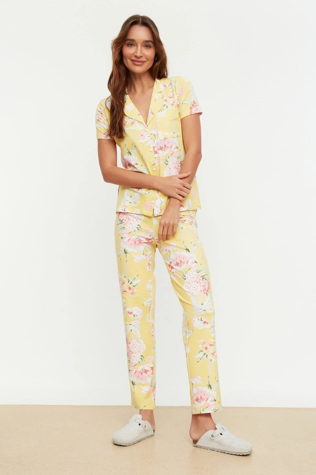 Trendyol Collection  Gelbes, gestricktes Pyjama-Set aus Hemd und Hose aus 100 % Baumwolle mit Blumenmuster THMSS20PT0063