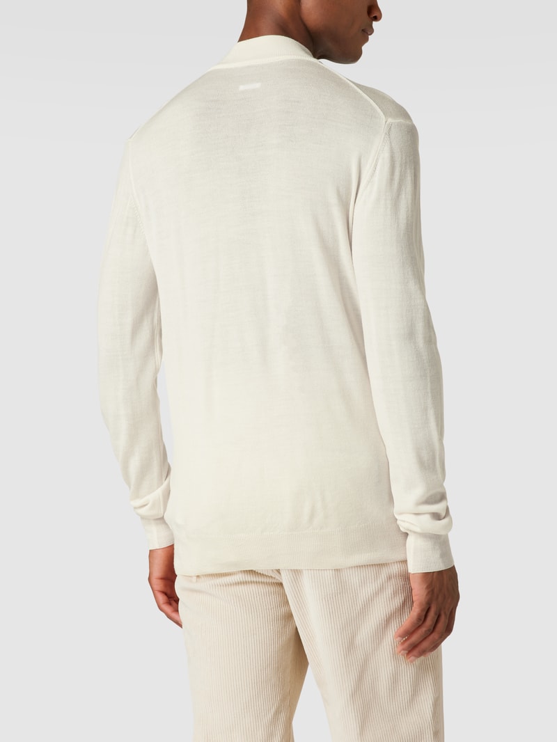 Strickpullover mit Label-Applikation in offwhite