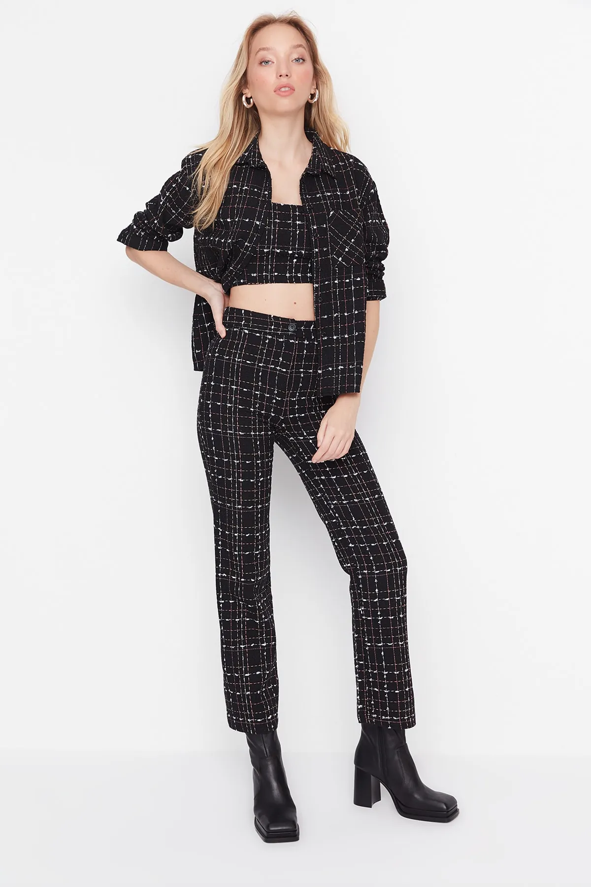 Trendyol Collection  Schwarze gewebte Hose mit hoher Taille und Karomuster aus Tweed und Zigaretten-Tweed TWOAW23PL00046