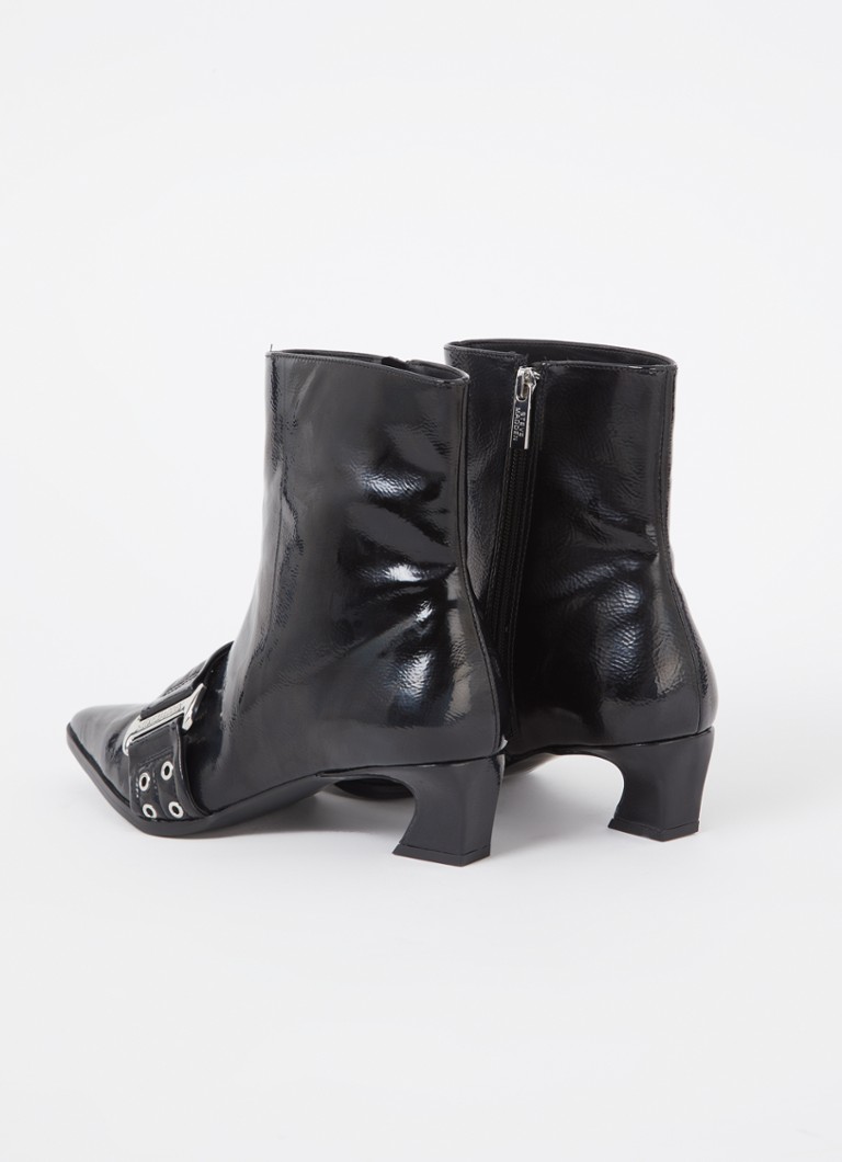 Ghete Steve Madden Extendo cu cataramă și finisaj din piele lăcuită.
