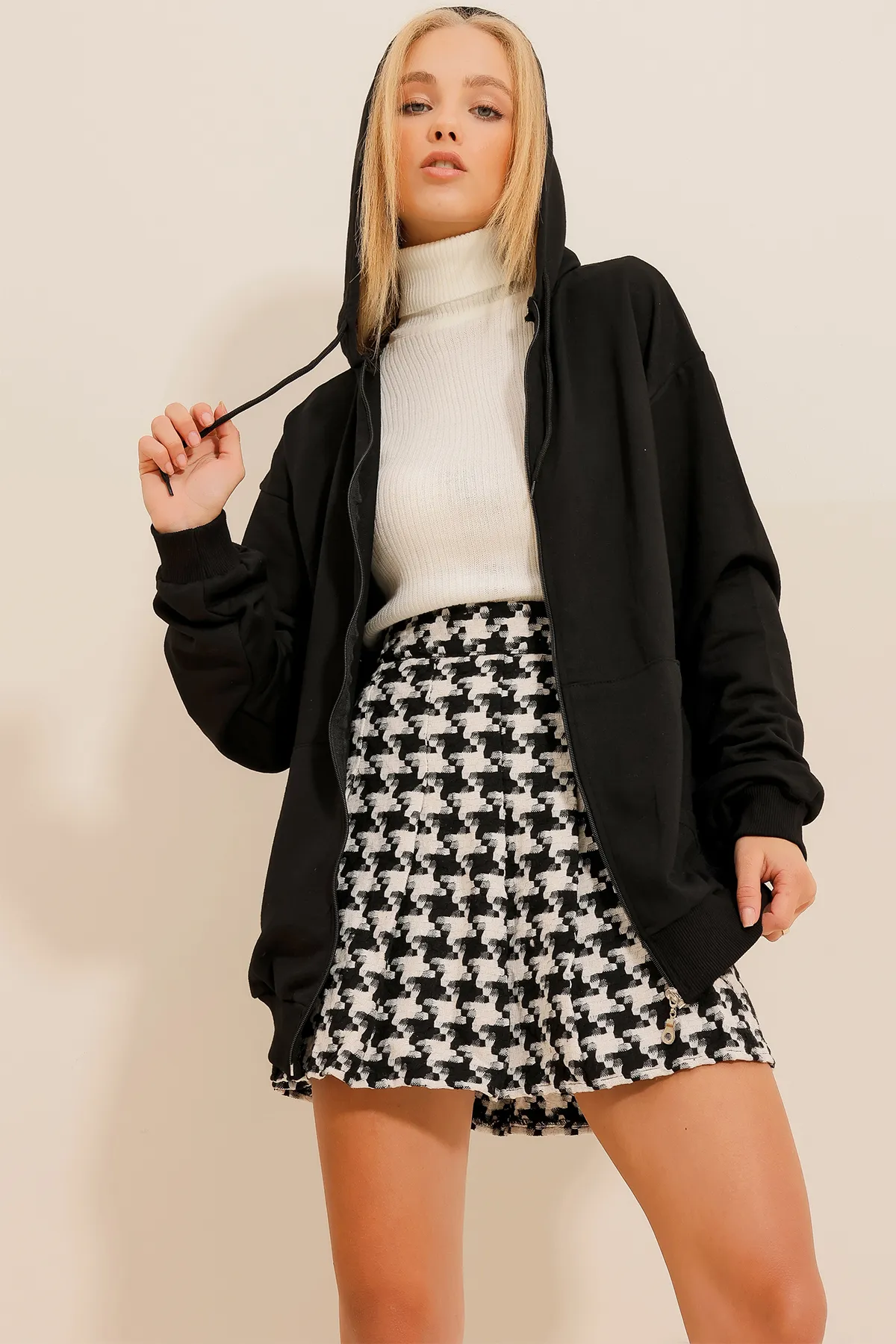 Trend Alaçatı Stili  Schwarzes saisonales Damen-Sweatshirt mit Kapuze, doppelter Tasche und Reißverschluss ALC-667-001
