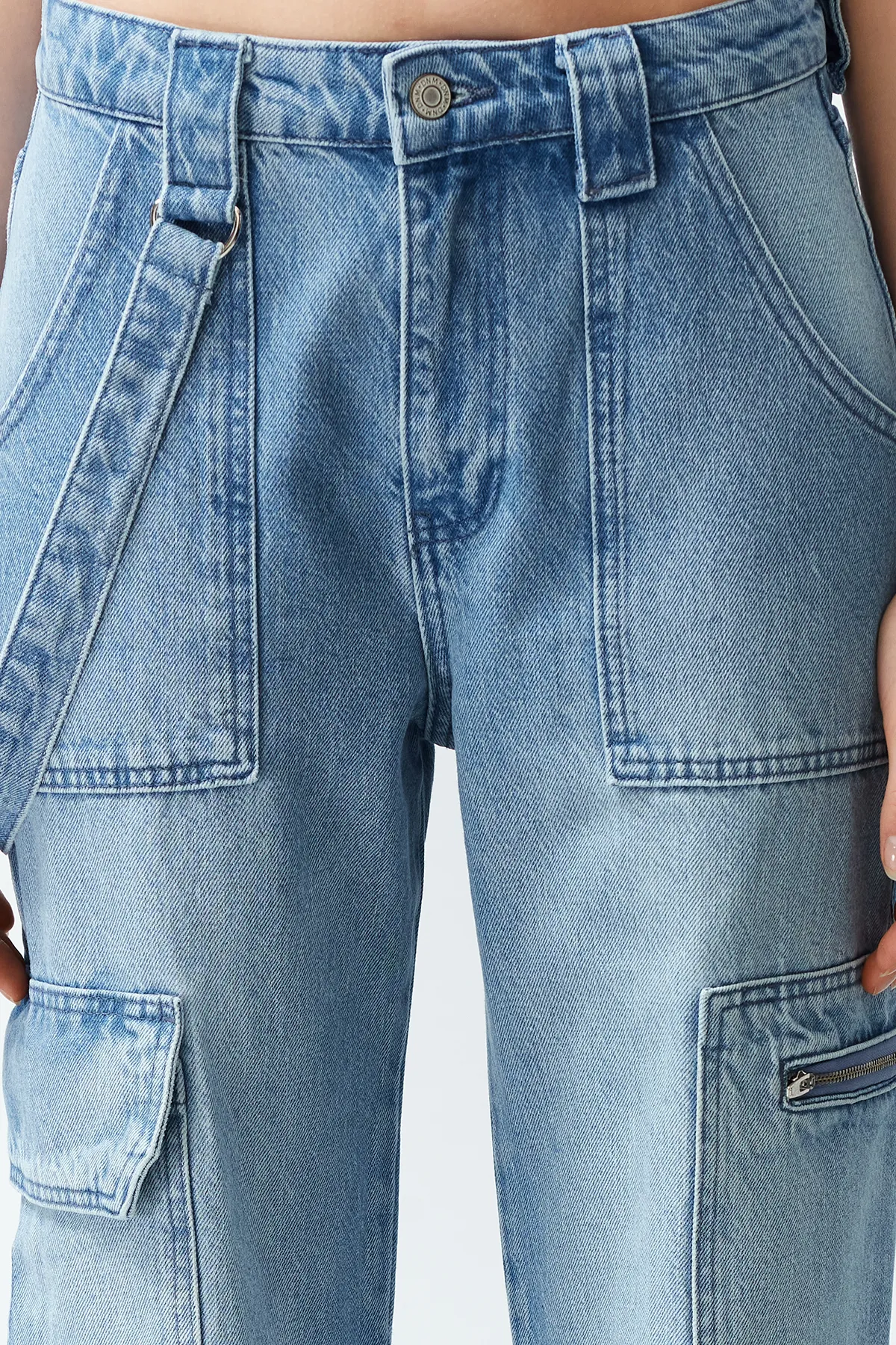 Trendyol Collection  Blaue Jeans mit hoher Taille und weitem Bein und Taschendetail TWOSS24JE00179