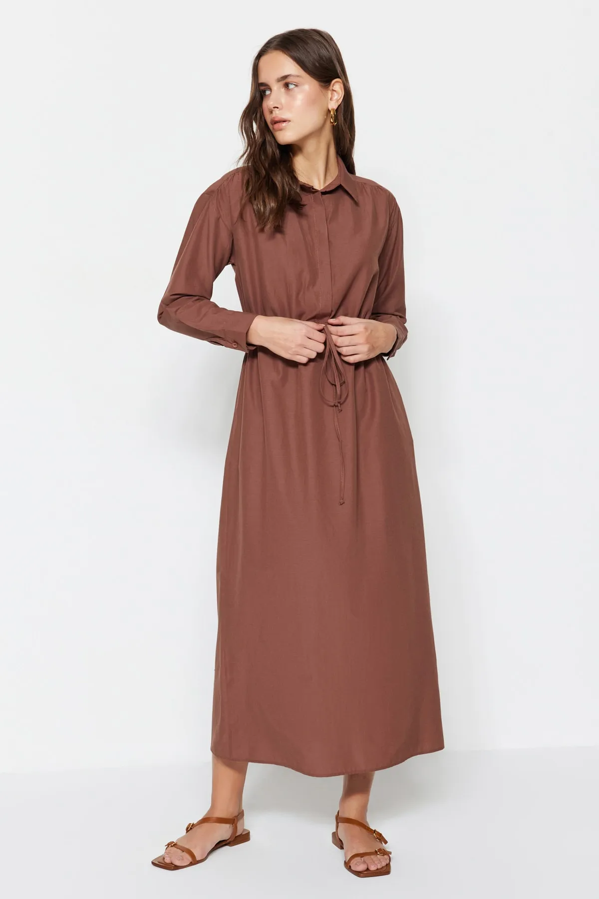 Trendyol Modest  Dunkelbraunes Kleid aus gewebter Baumwolle mit geraffter Taille TCTSS23EB00067