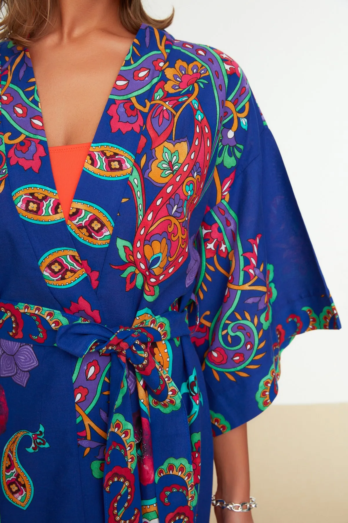 Trendyol Collection  Ethnisch gemusterter Midi-Kimono und Kaftan aus 100 % Baumwolle mit Gürtel TBESS22KM0023