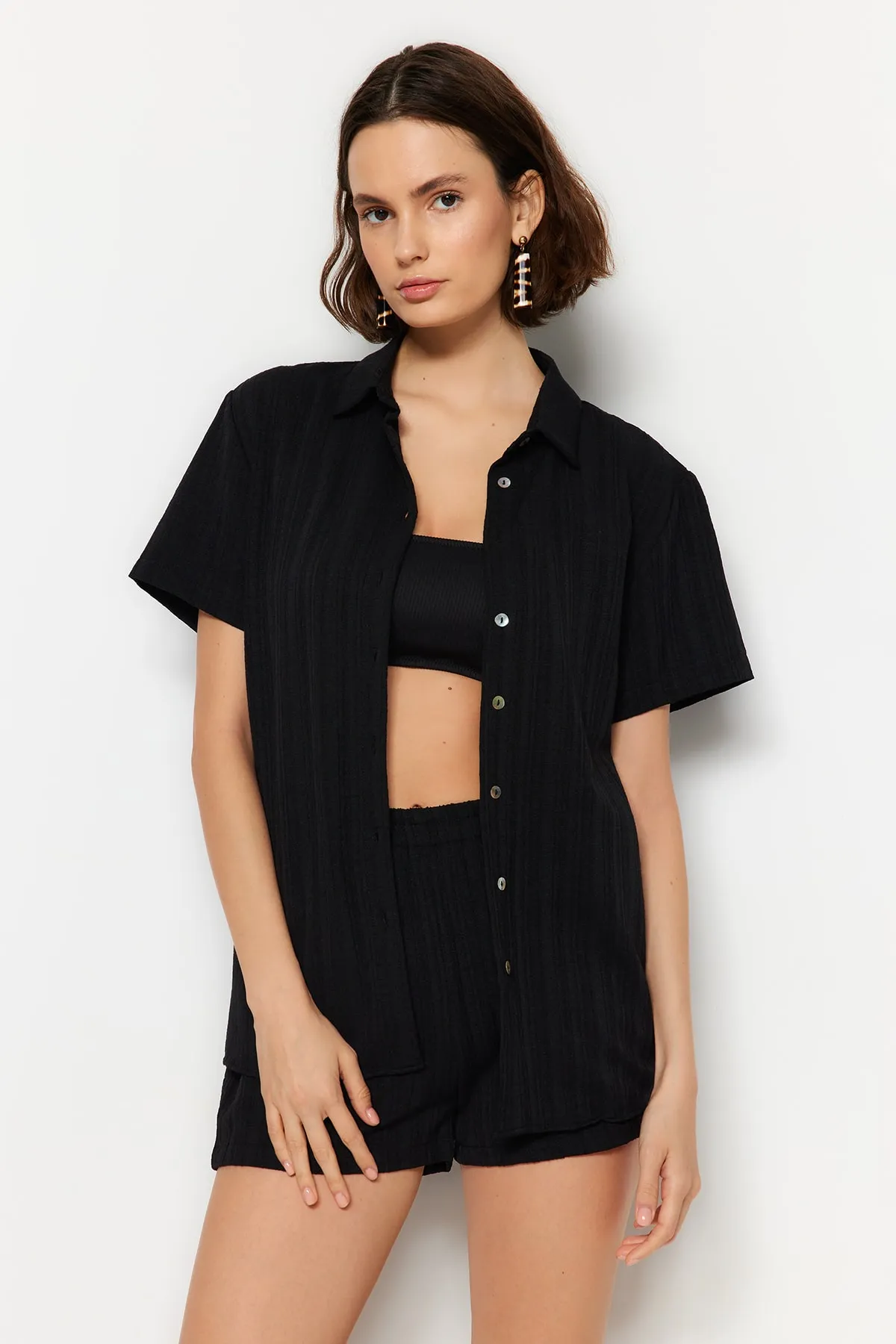 Trendyol Collection  Schwarzes Hemd-Shorts-Set aus gewebtem Leinengemisch TBESS23AU00054
