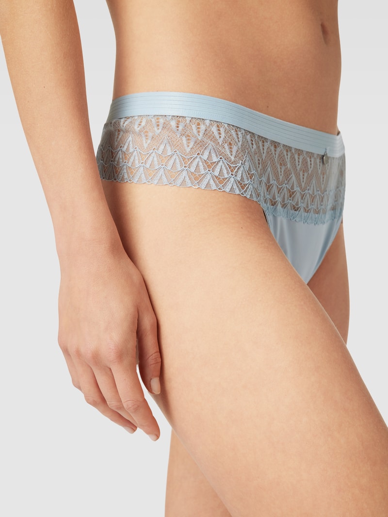 String mit Spitzenbesatz Modell 'Ivette' in hellblau