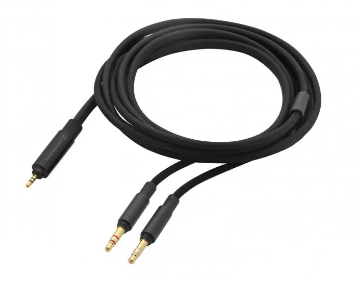 Audiophiles Anschlusskabel, symmetrisch, 1,40 m Symmetrisches Anschlusskabel für beidseitige Kabelführung mit Leitern aus OCC 7N-Kupfer und 2,5 mm 4-Pol-Klinkenstecker