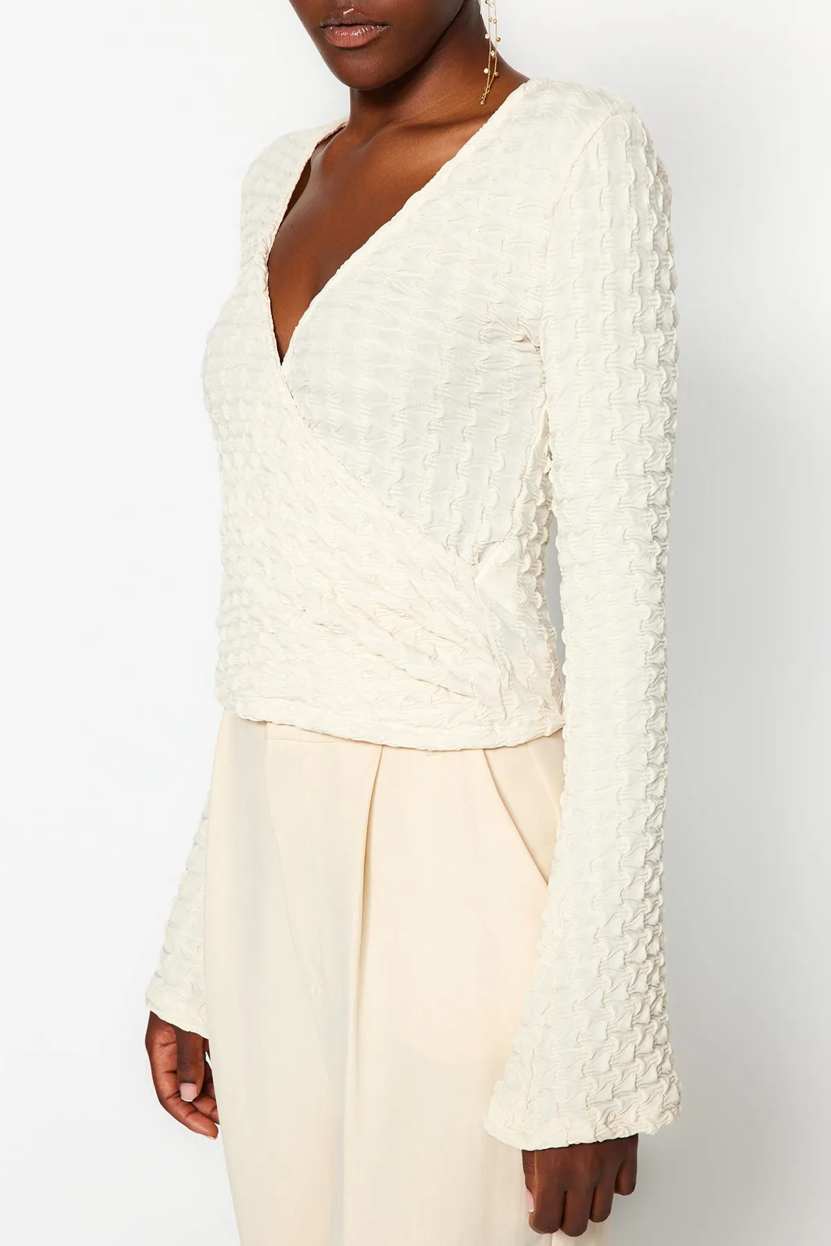 Trendyol Collection  Beigefarbene, zweireihige, bauchfreie Strickbluse aus strukturiertem Stoff mit normaler/normaler Passform und zweireihigem Ausschnitt TWOAW24BZ00088