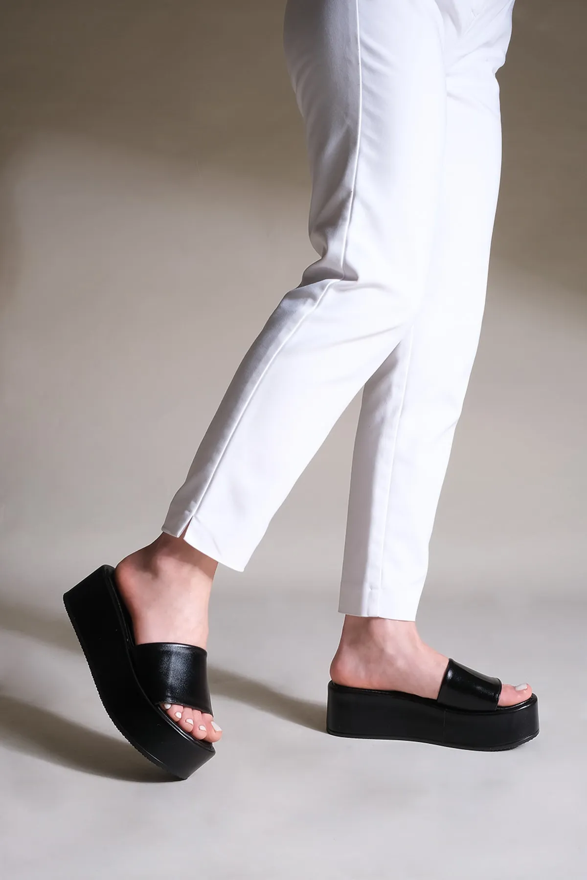 Marjin  Damen Daily Metallic Slipper mit Keilabsatz Devos schwarz