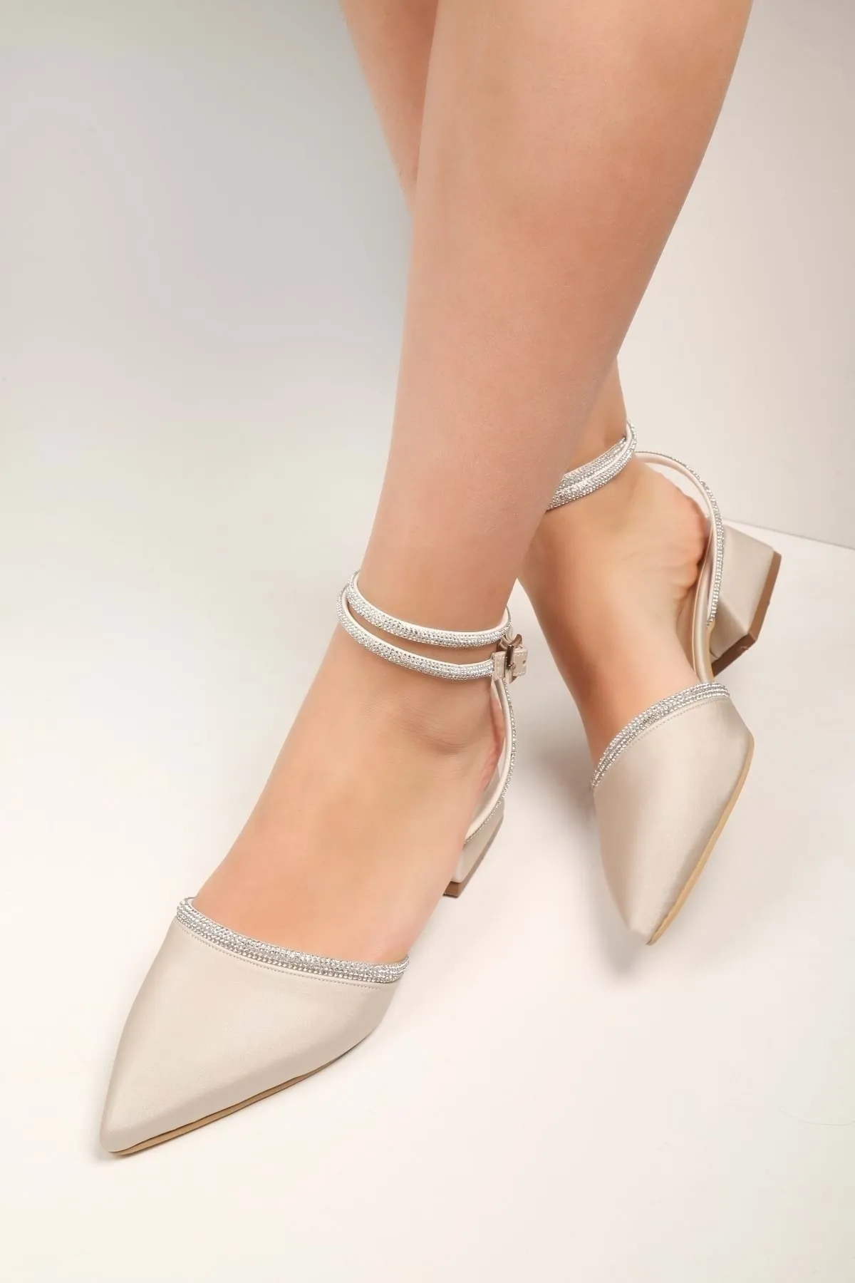 Shoeberry  Damen-Schuhe Yune Ten aus satiniertem Stein mit Absatz