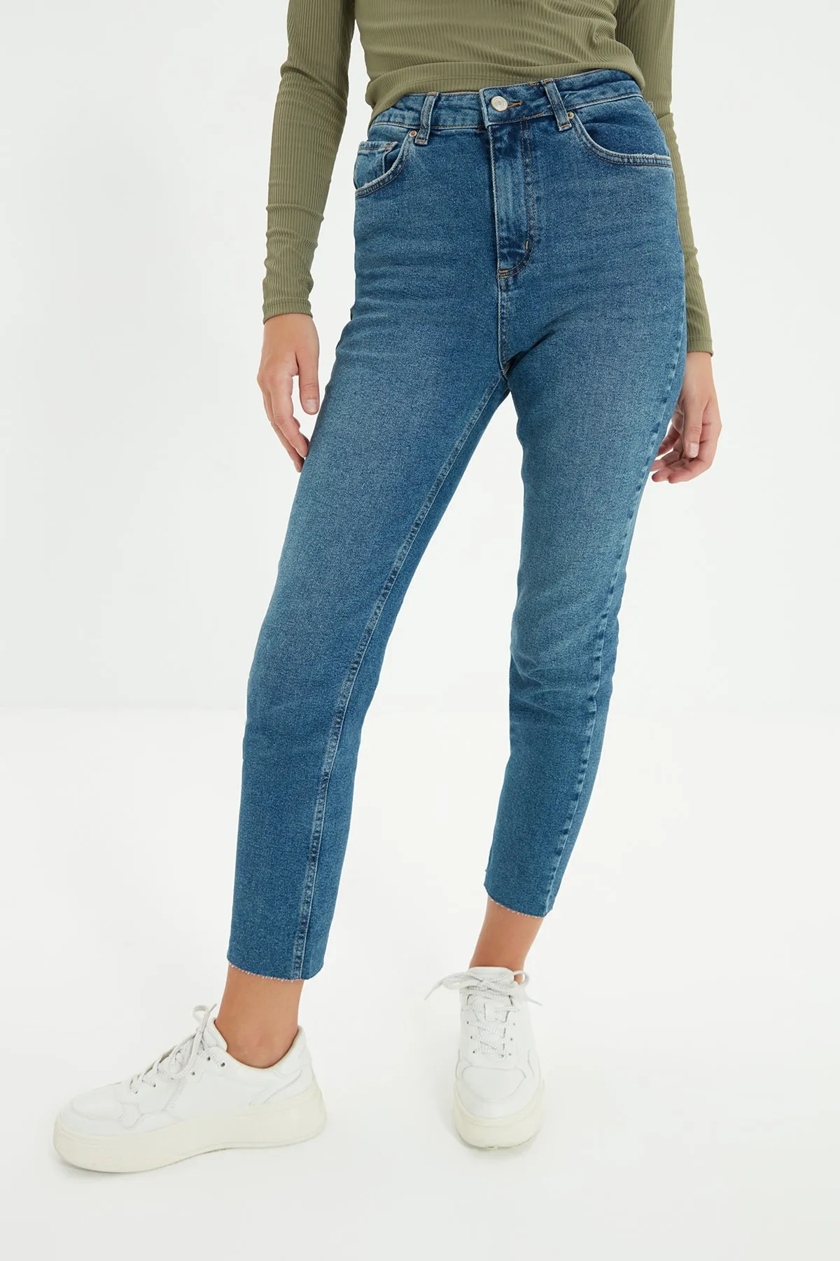 Trendyol Collection  Blaue Slim Fit-Jeans mit Cut-Out und hoher Taille TWOSS21JE0014