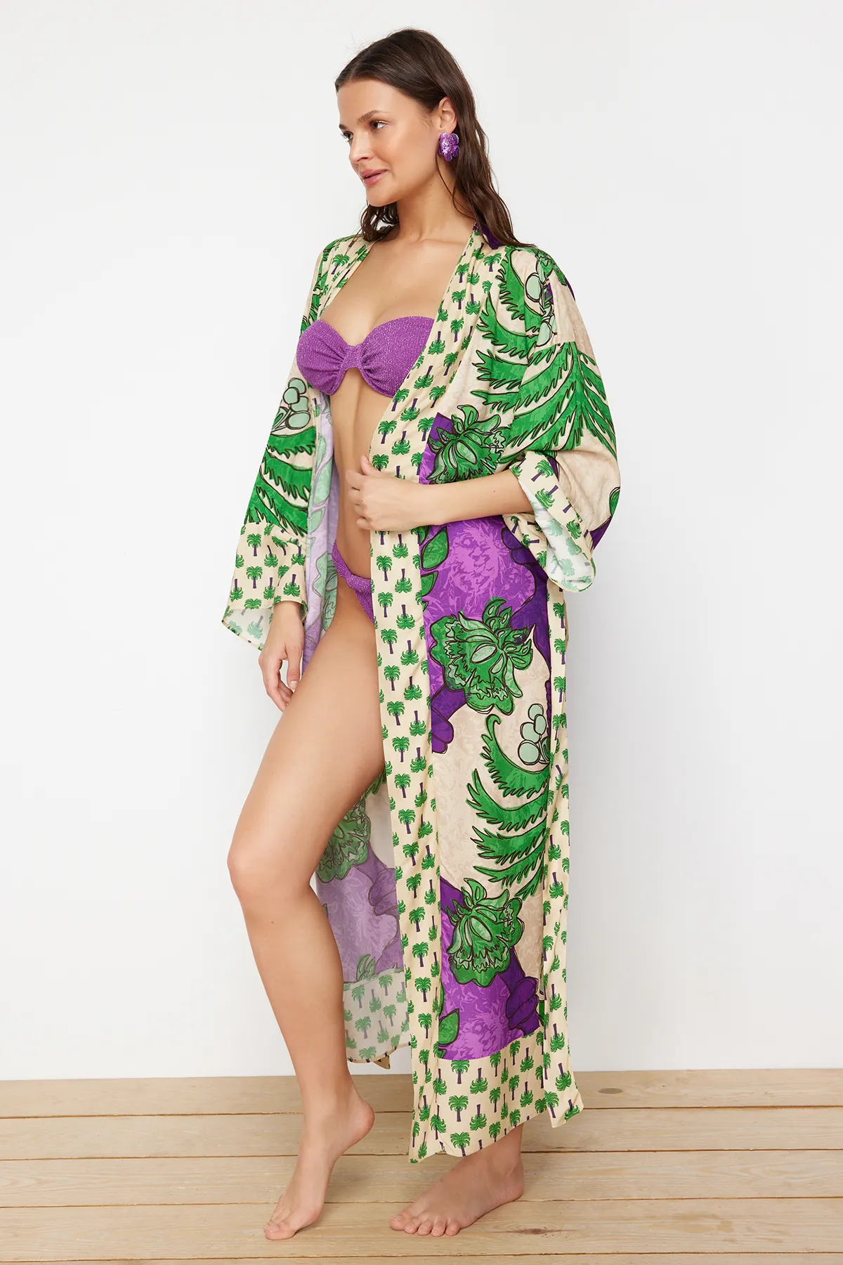 Trendyol Collection  Tropisch gemusterter, gewebter Midi-Kimono und Kaftan mit Gürtel TBESS21KM0171