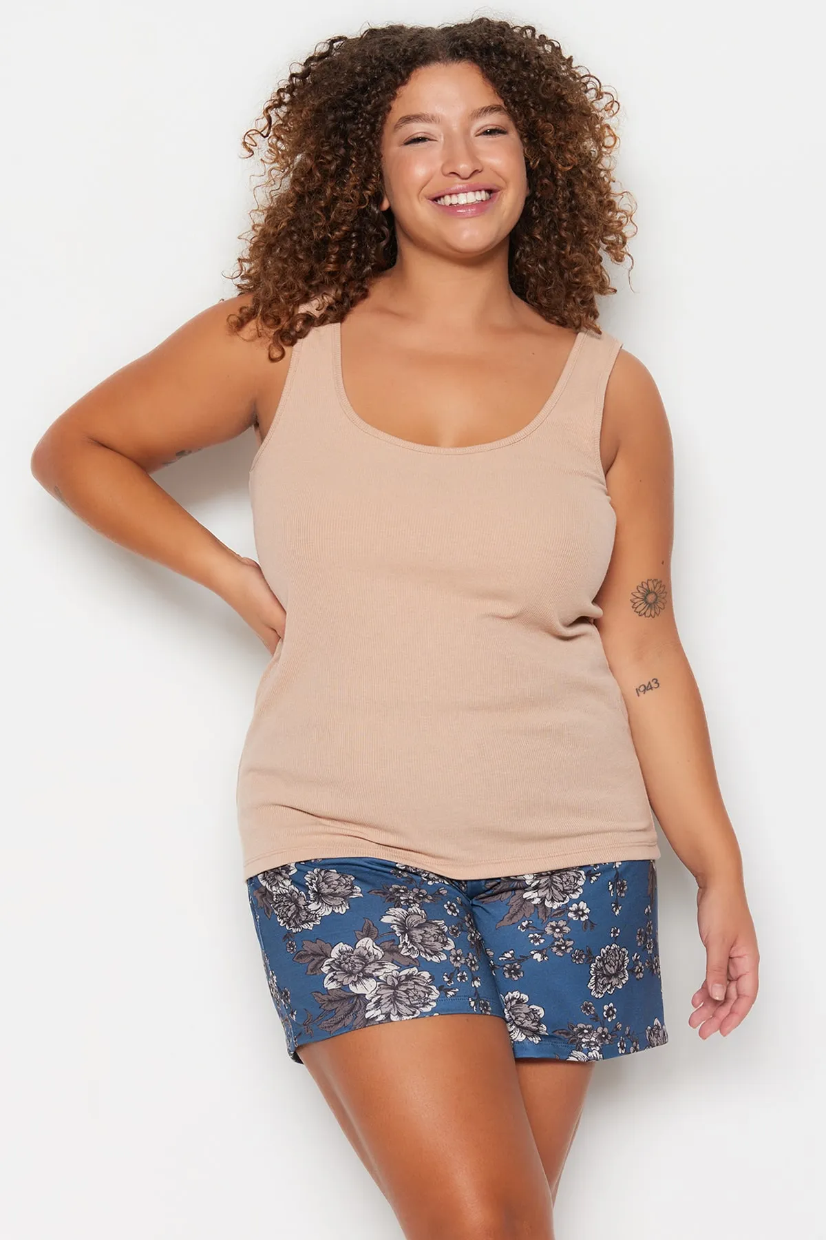 Trendyol Curve  Mehrfarbiges Pyjama-Set aus Single-Jersey mit Blumenmuster in Übergröße TBBSS23AI00004