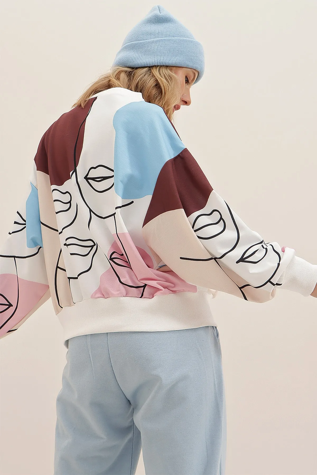 Trend Alaçatı Stili  Damen-Sweatshirt mit Rundhalsausschnitt und digitalem Druck, Kaffee MDA-1076