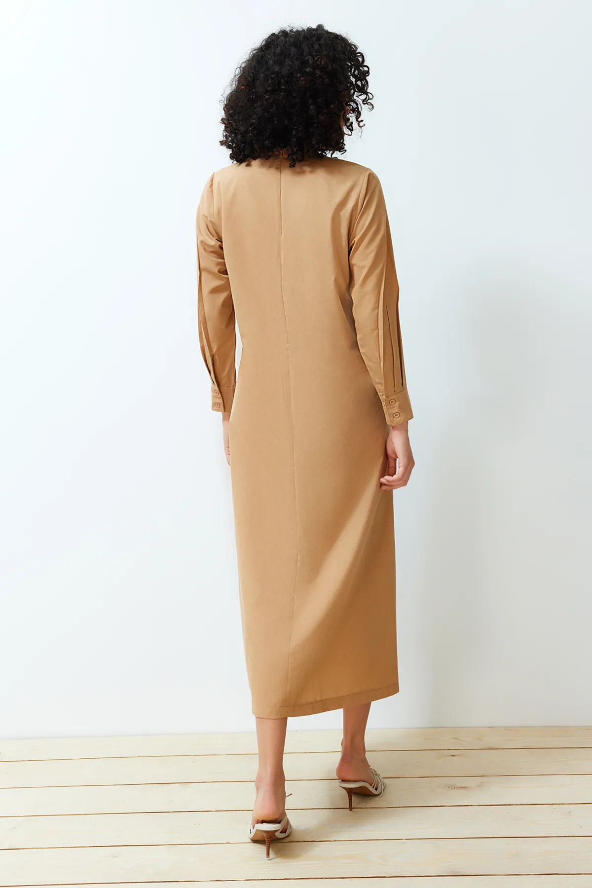 Trendyol Modest  Beiges, plissiertes, detailliertes, bequemes Webkleid TCTSS24EB00128