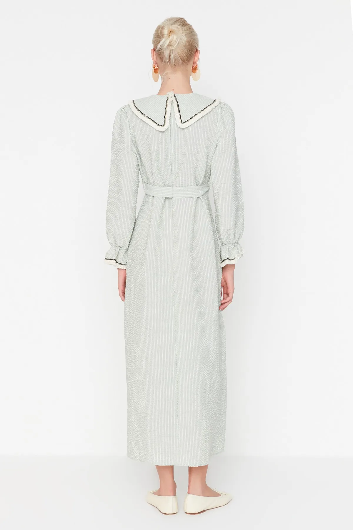 Trendyol Modest  Hellmintfarbenes gestreiftes Babykleid aus gewebter Baumwolle mit Kragen und Gürtel TCTSS22EB0014