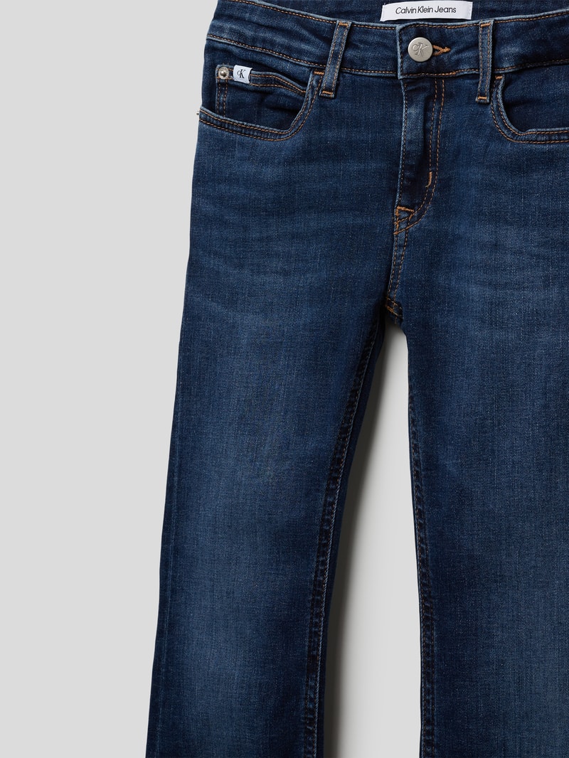 Jeans mit Label-Patch in dunkelblau