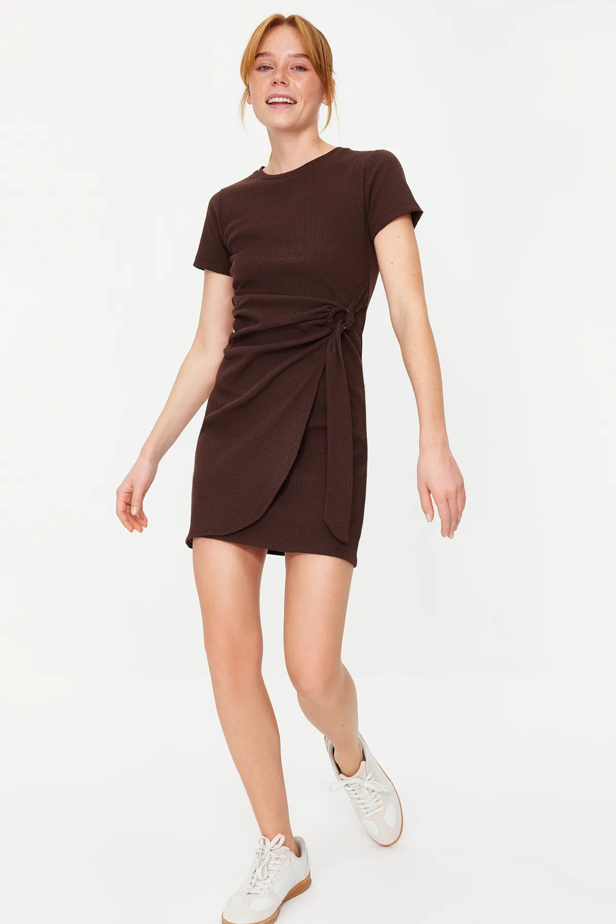 Trendyol Collection  Braunes Mini-Strickkleid mit Krawatte und Rundhalsausschnitt im Strick-Look TWOSS22EL0751