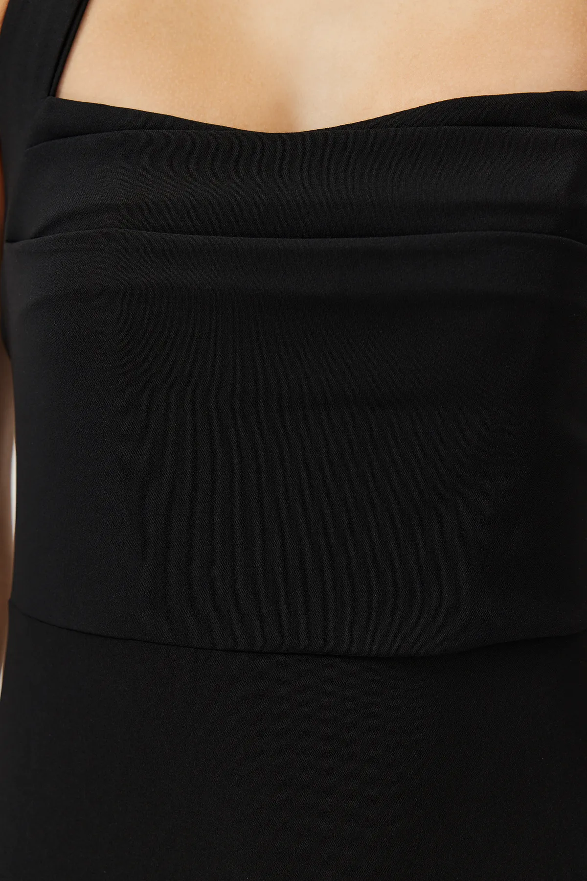 Trendyol Collection  Schwarzes, figurbetontes, gewebtes langes Abendkleid mit Degaje-Kragen TPRSS24AE00083