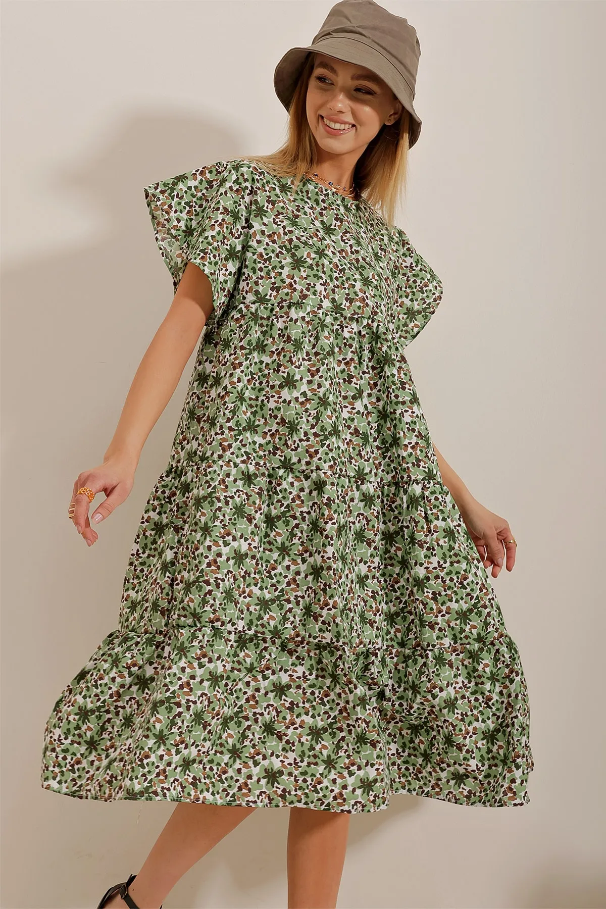 Trend Alaçatı Stili  Damen-Popelinekleid mit Rundhalsausschnitt, Volant und Blumenmuster in Khaki ALC-X10241