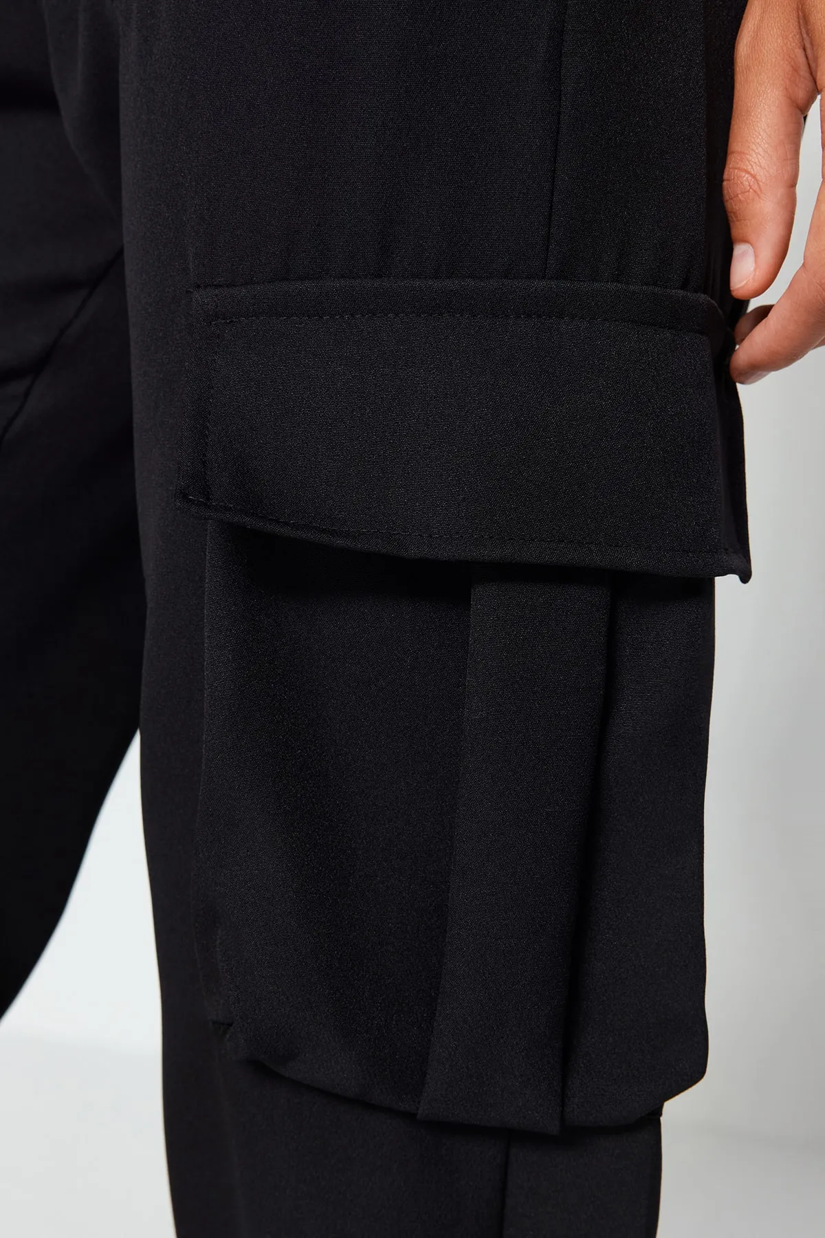 Trendyol Collection  Schwarze gewebte Hose mit Cargotaschen TWOAW24PL00234