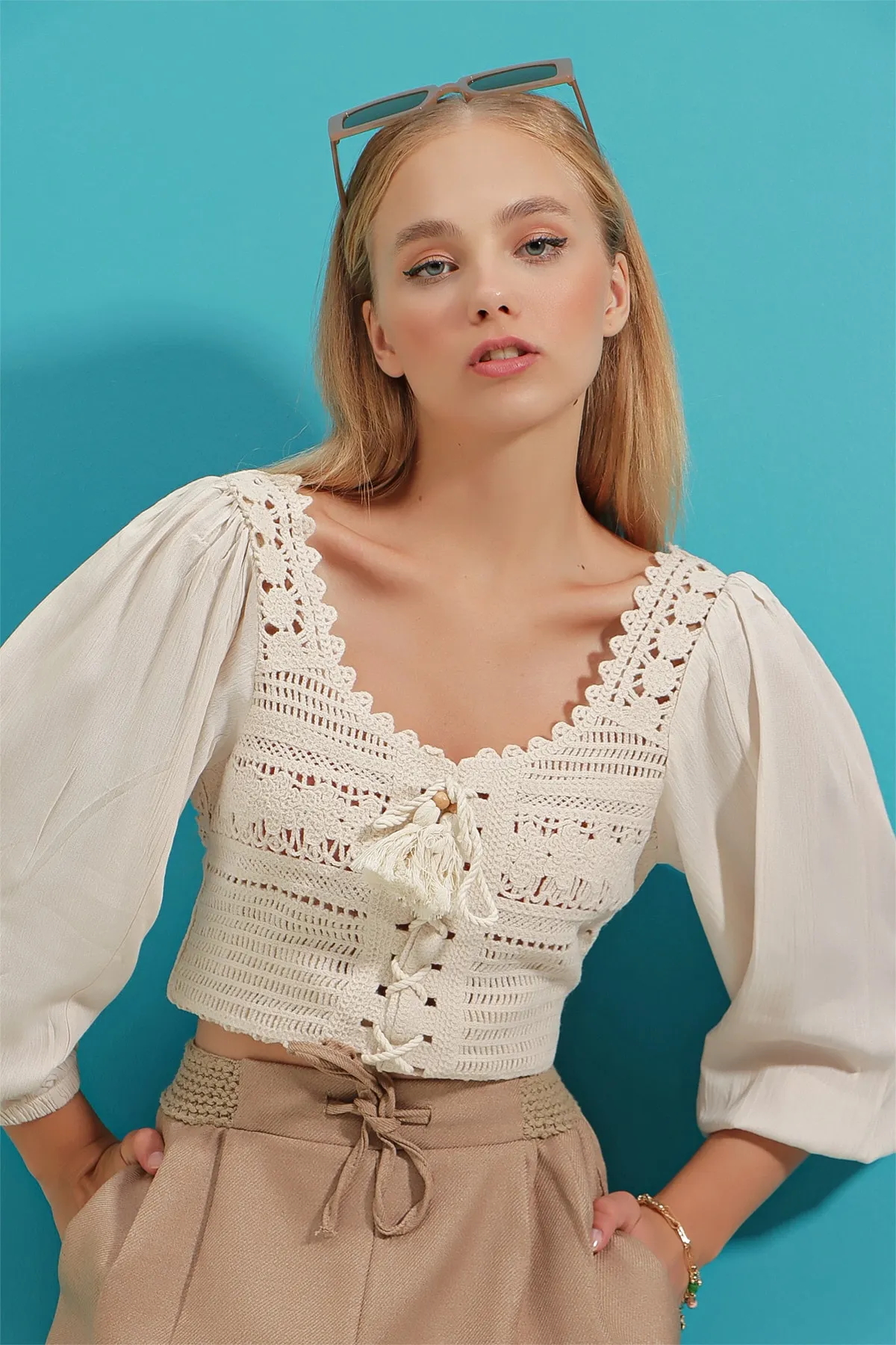 Trend Alaçatı Stili  Damen-Häkelbluse in Ecru mit ovalem Kragen und Schnürung vorne aus Leinen mit Blockmuster ALC-X9196