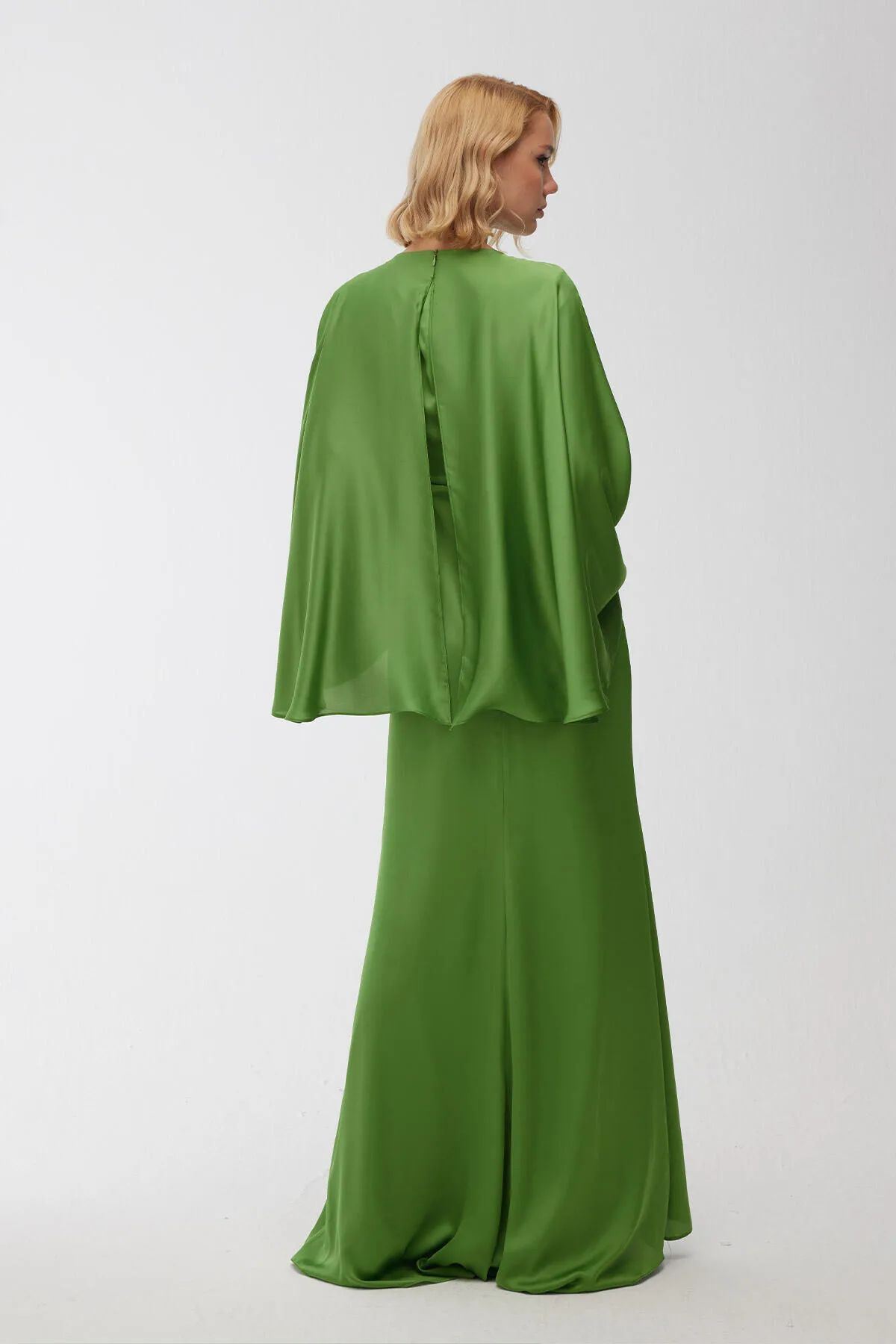 Manuka  Cape-Abendkleid aus Seidensatin Pistaziengrün