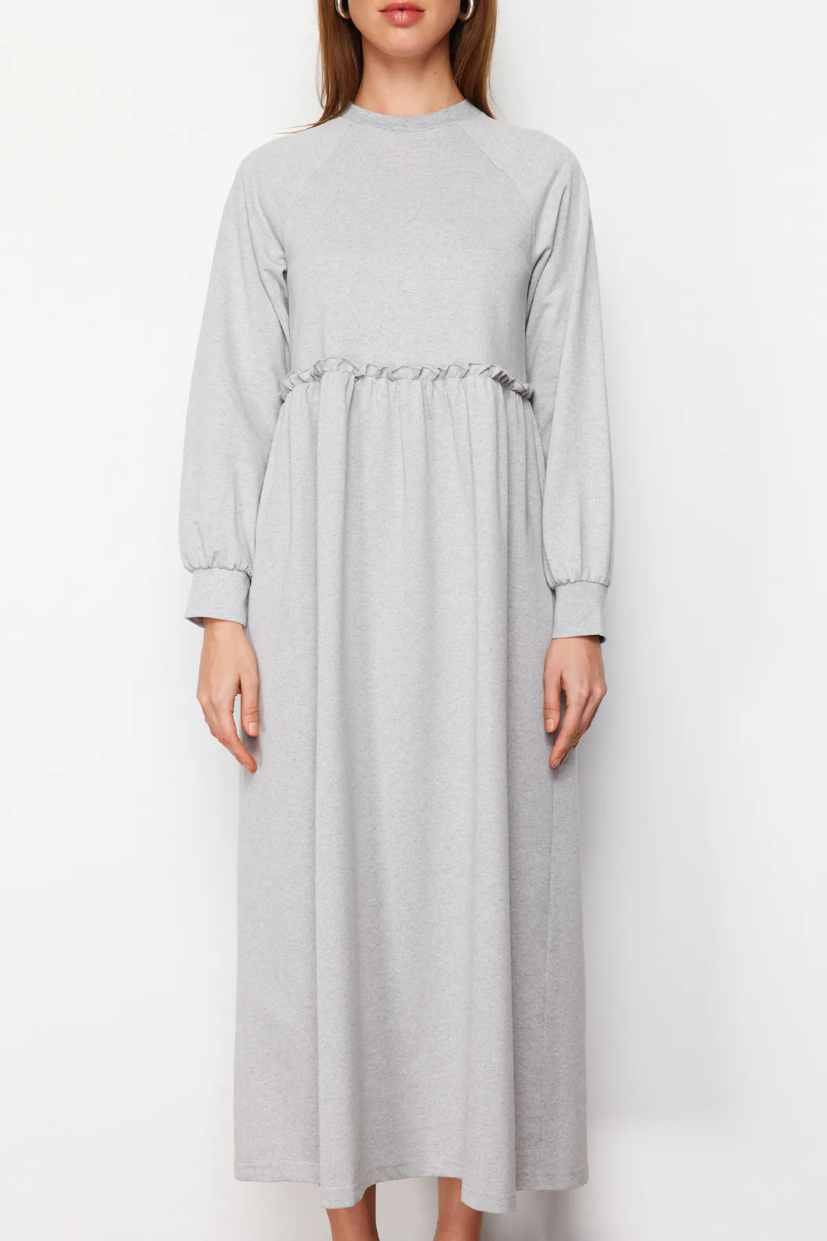 Trendyol Modest  Graues Strickkleid mit Cut-Outs TCTSS23EB00307