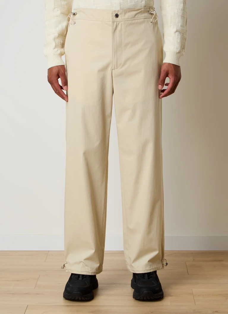 Pantaloni chino Moncler a gamba larga con logo ricamato e tasche laterali