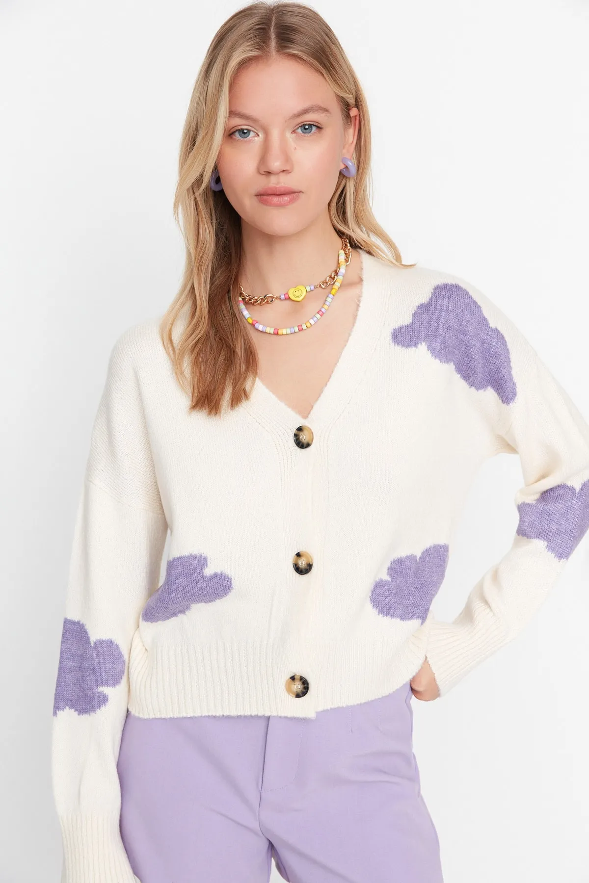 Trendyol Collection  Ecrufarbene, selbstgemusterte Strickjacke mit weicher Struktur TWOAW21HI0490