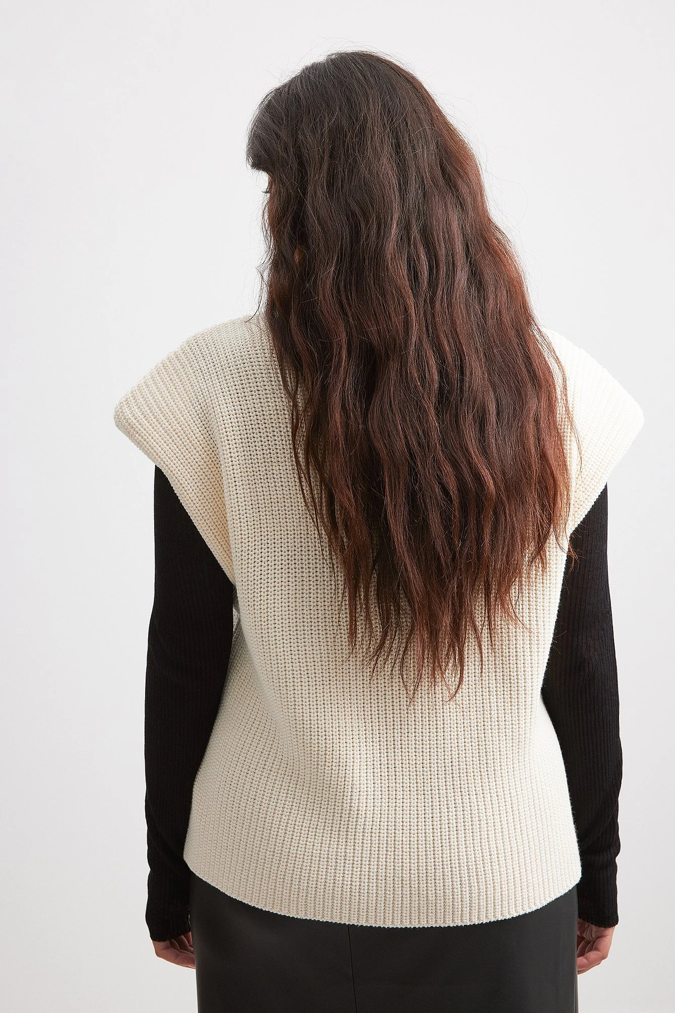 Strickweste mit Schulterpolster