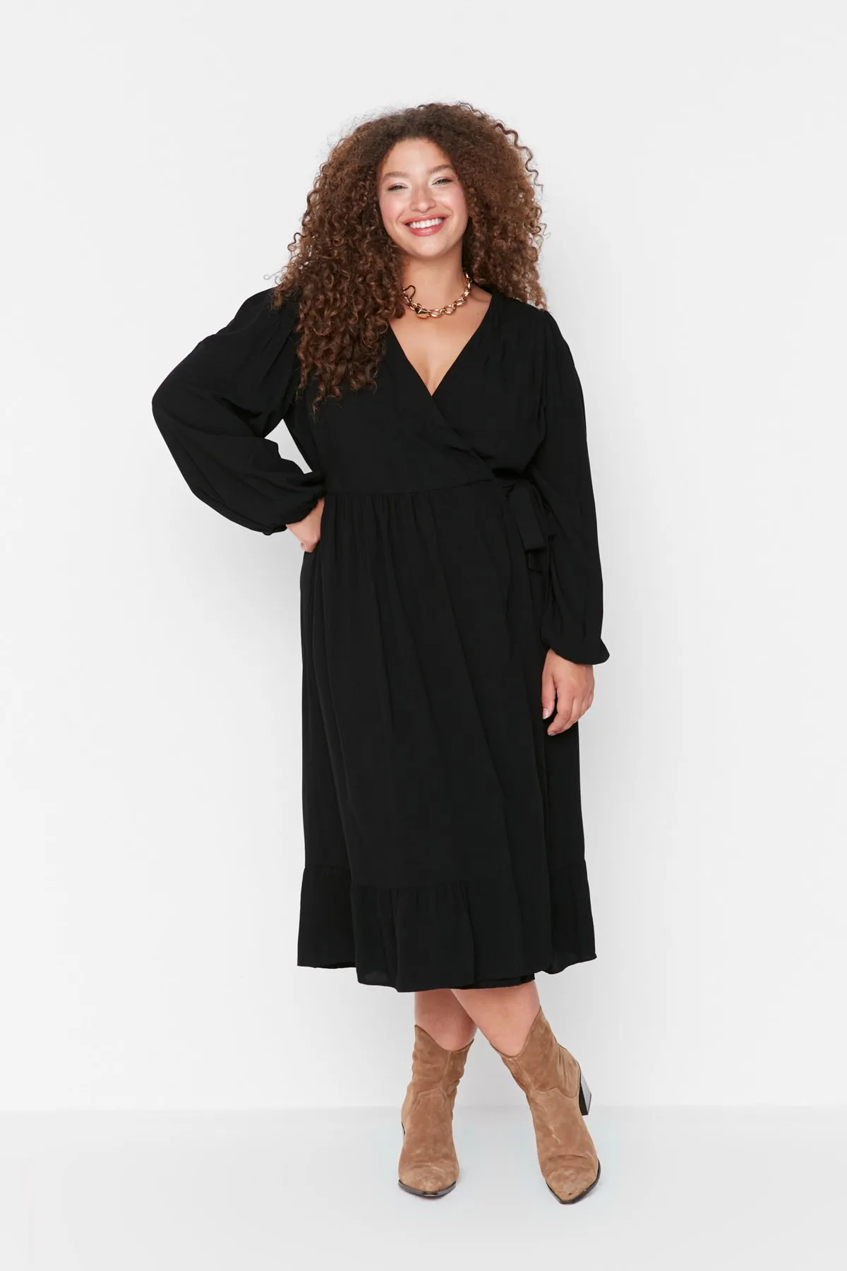 Trendyol Curve  Schwarzes, zweireihiges Midi-Webkleid in Übergröße mit Kragen und A-Linie TBBAW23AH00104