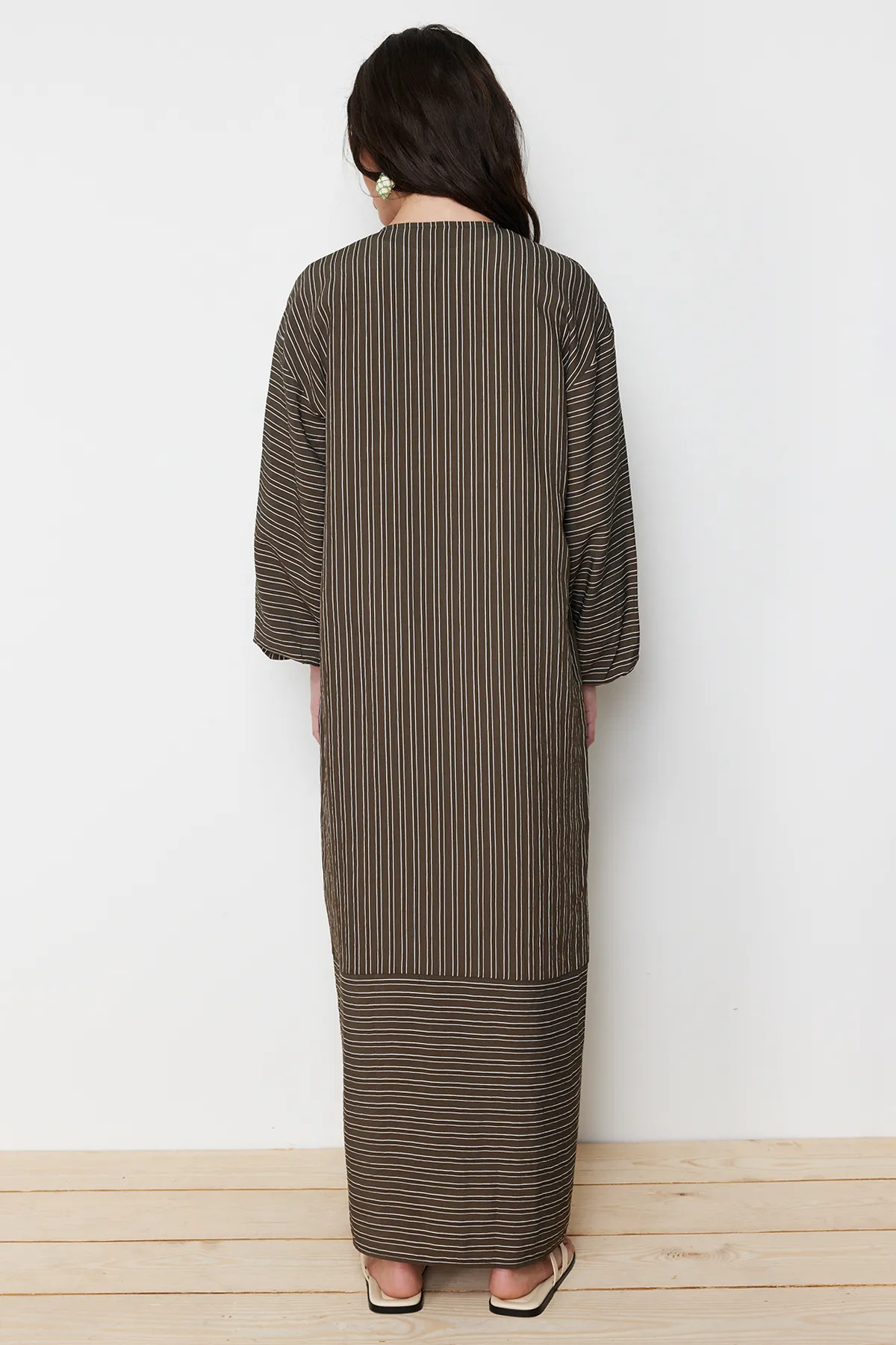 Trendyol Modest  Khakifarbene lange, gestreifte, gewebte Mütze in Leinenoptik & Ferace & Abaya TCTSS24KF00003