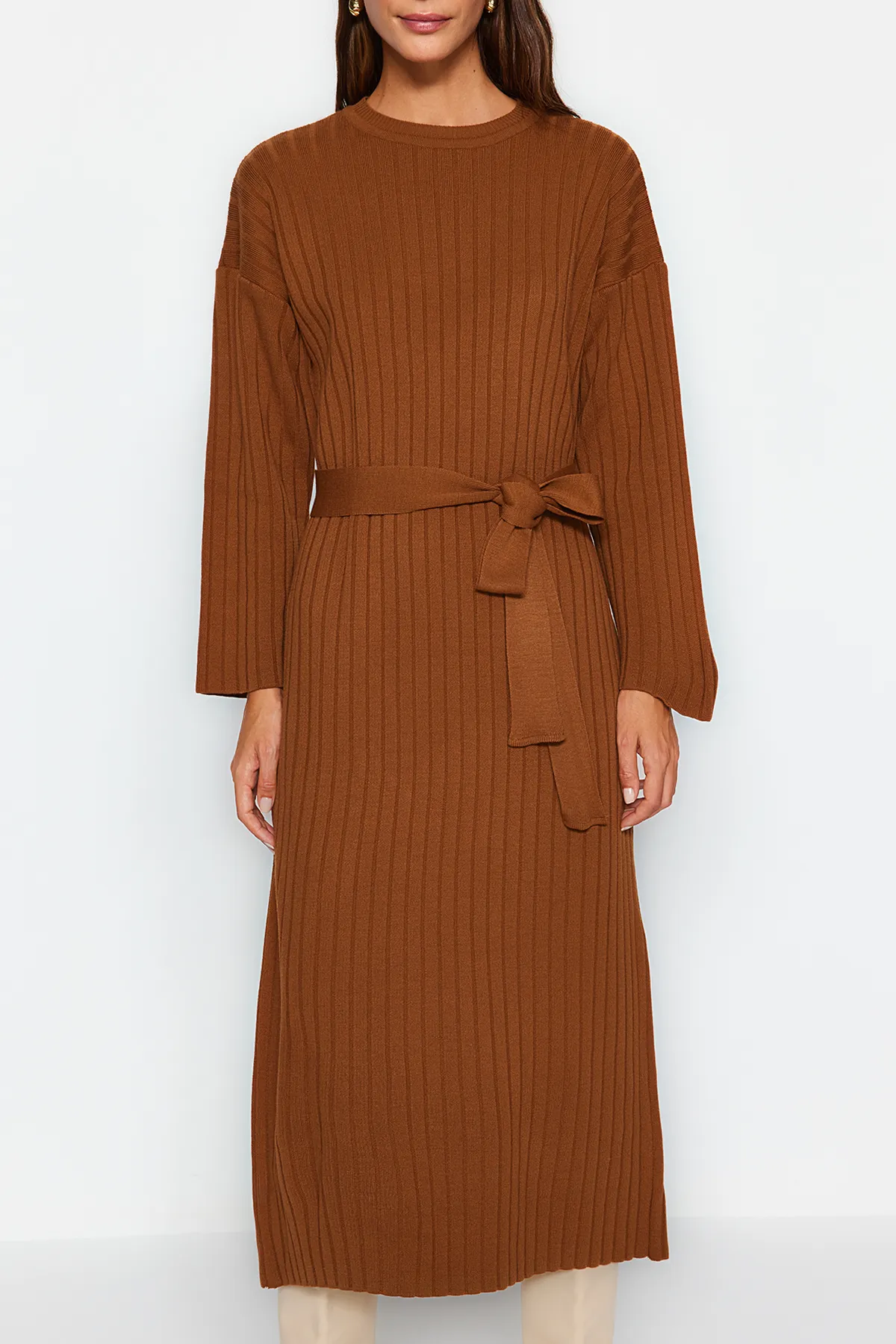 Trendyol Modest  Braunes geripptes Strickkleid mit Gürtel TCTAW24EB00008