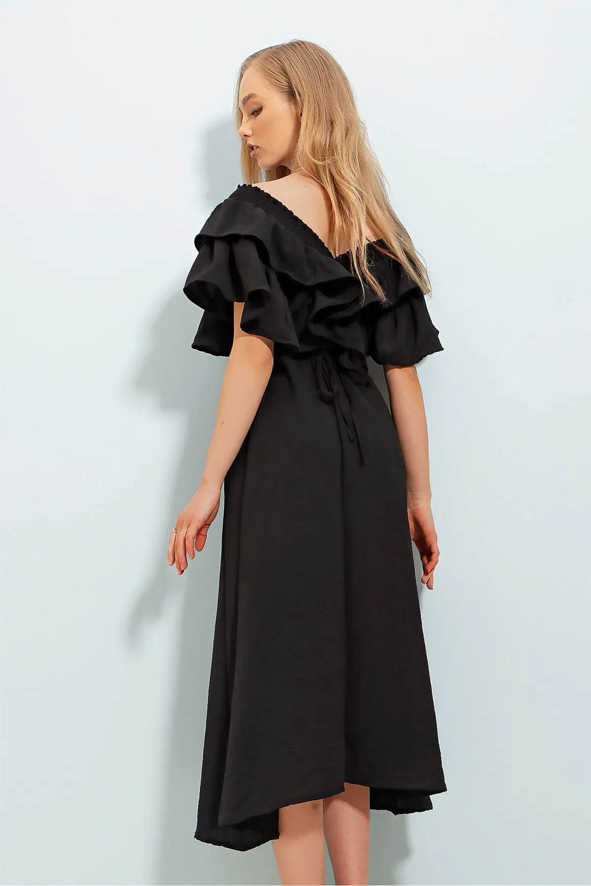 Trend Alaçatı Stili  Schwarzes, mittellanges Webkleid für Damen mit ausgestelltem Kragen und Taillengürtel ALC-X8559