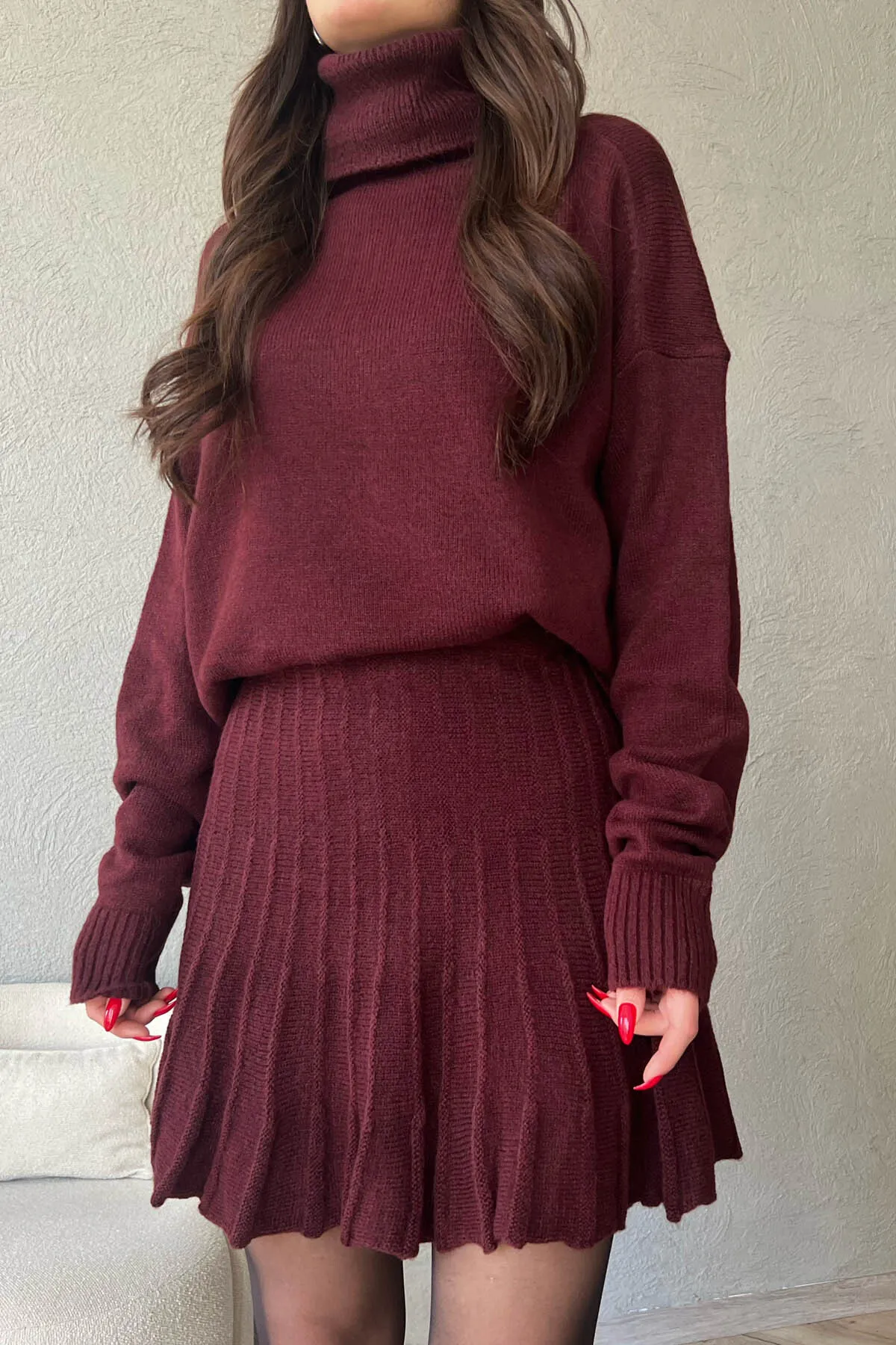 Seda Yalçın Atelier  Set aus Rollkragenpullover und Rock in Weinrot