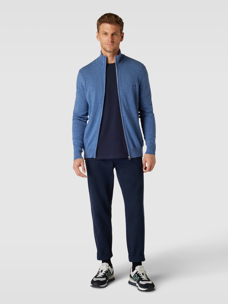 Strickjacke aus Lammwoll-Mix mit Stehkragen und Label-Stitching in hellblau meliert