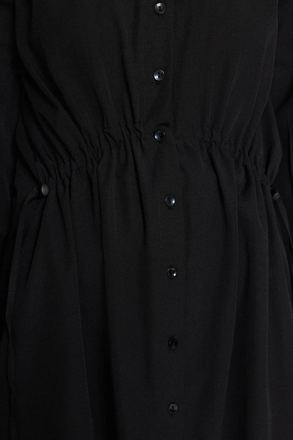 Trendyol Modest  Schwarzes Kleid aus gewebter Baumwolle mit verstellbaren Stopperdetails in der Taille TCTAW24EB00068