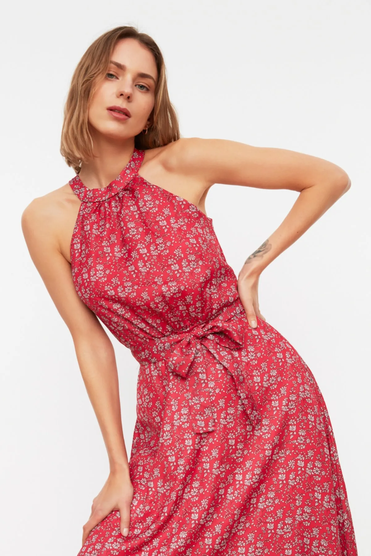 Trendyol Collection  Rosafarbenes, ärmelloses, gewebtes Kleid in A-Linie mit Gürtel und Neckholder und Blumendruck TWOSS20EL2536