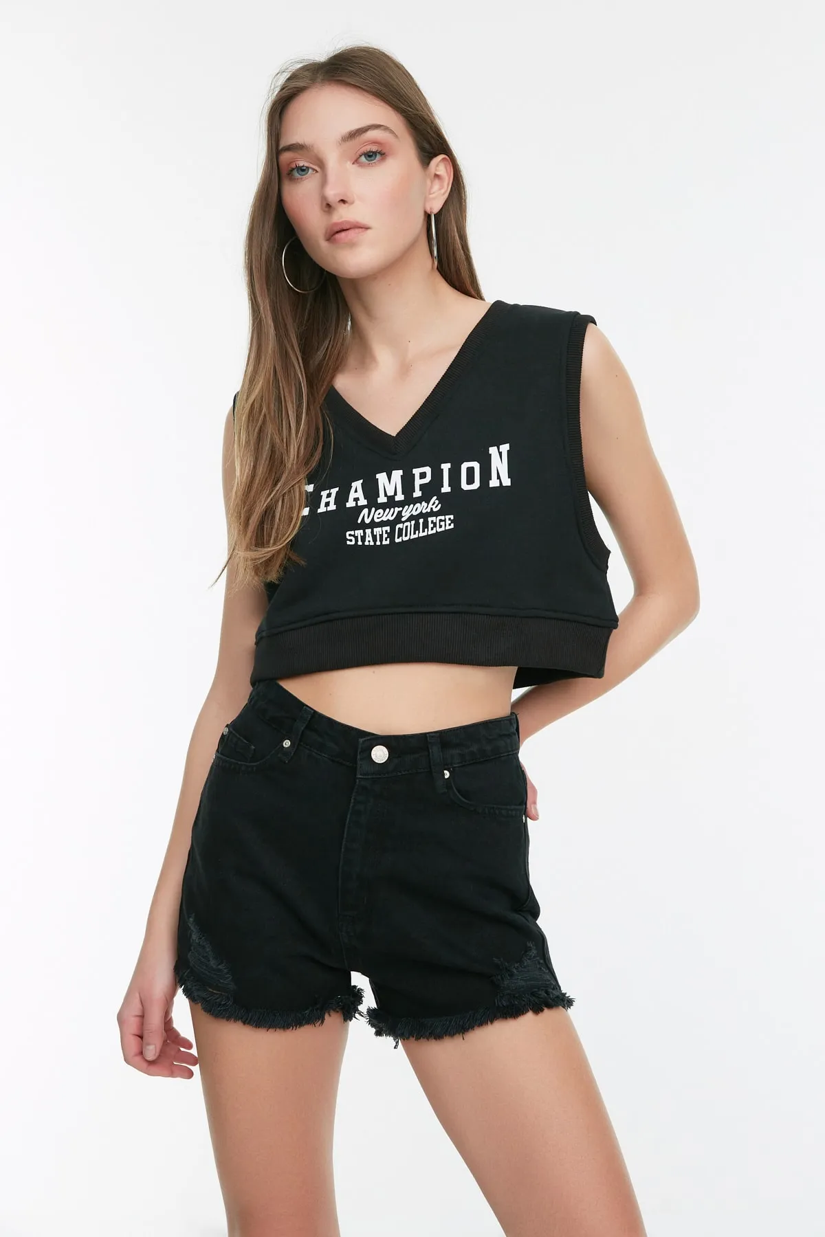 Trendyol Collection  Schwarze zerrissene Mini-Jeansshorts TWOSS22SR0566