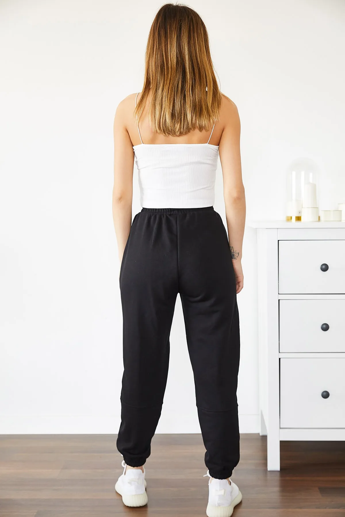 XHAN  Schwarze Jogginghose mit Engel-Stickerei 0yxk8-43765-02