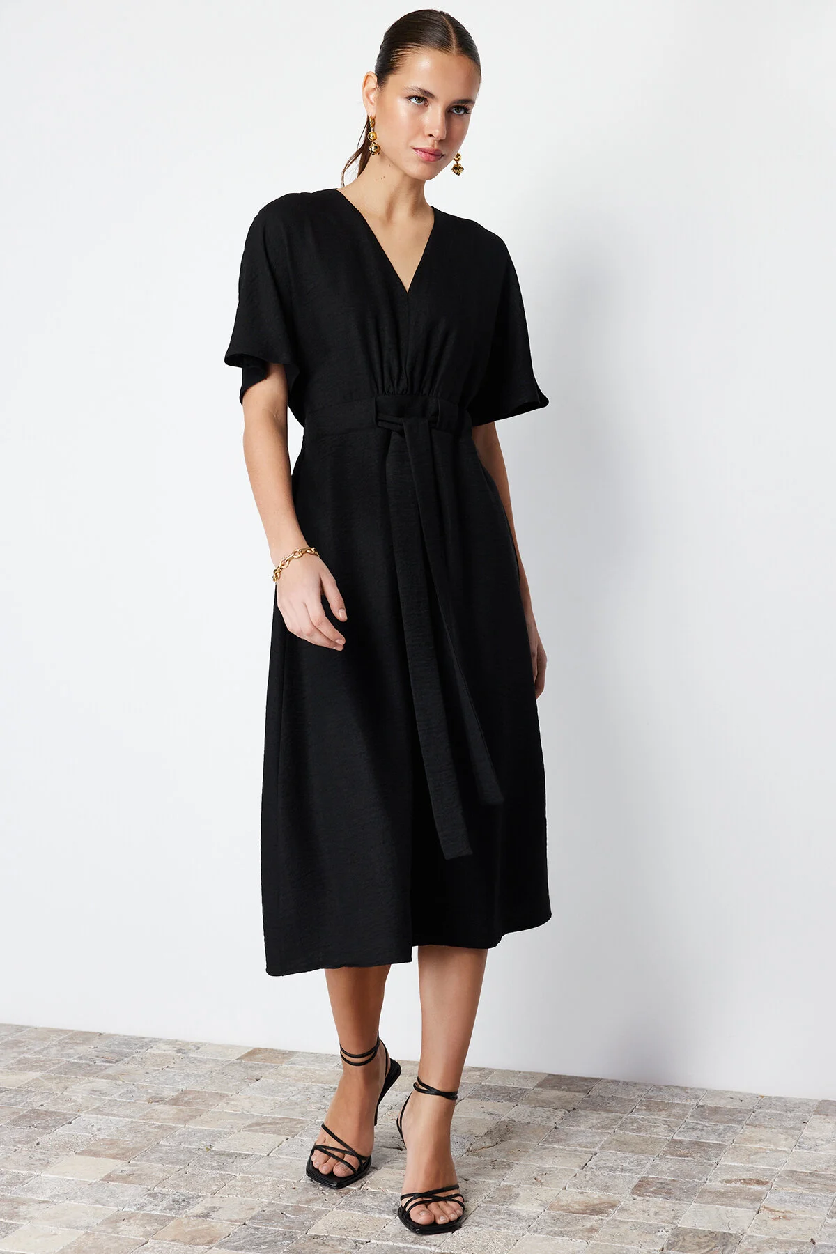 Trendyol Collection  Schwarzes, detailliertes, gewebtes Midikleid in A-Linie/Glockenform mit Krawatte TWOSS23EL01543