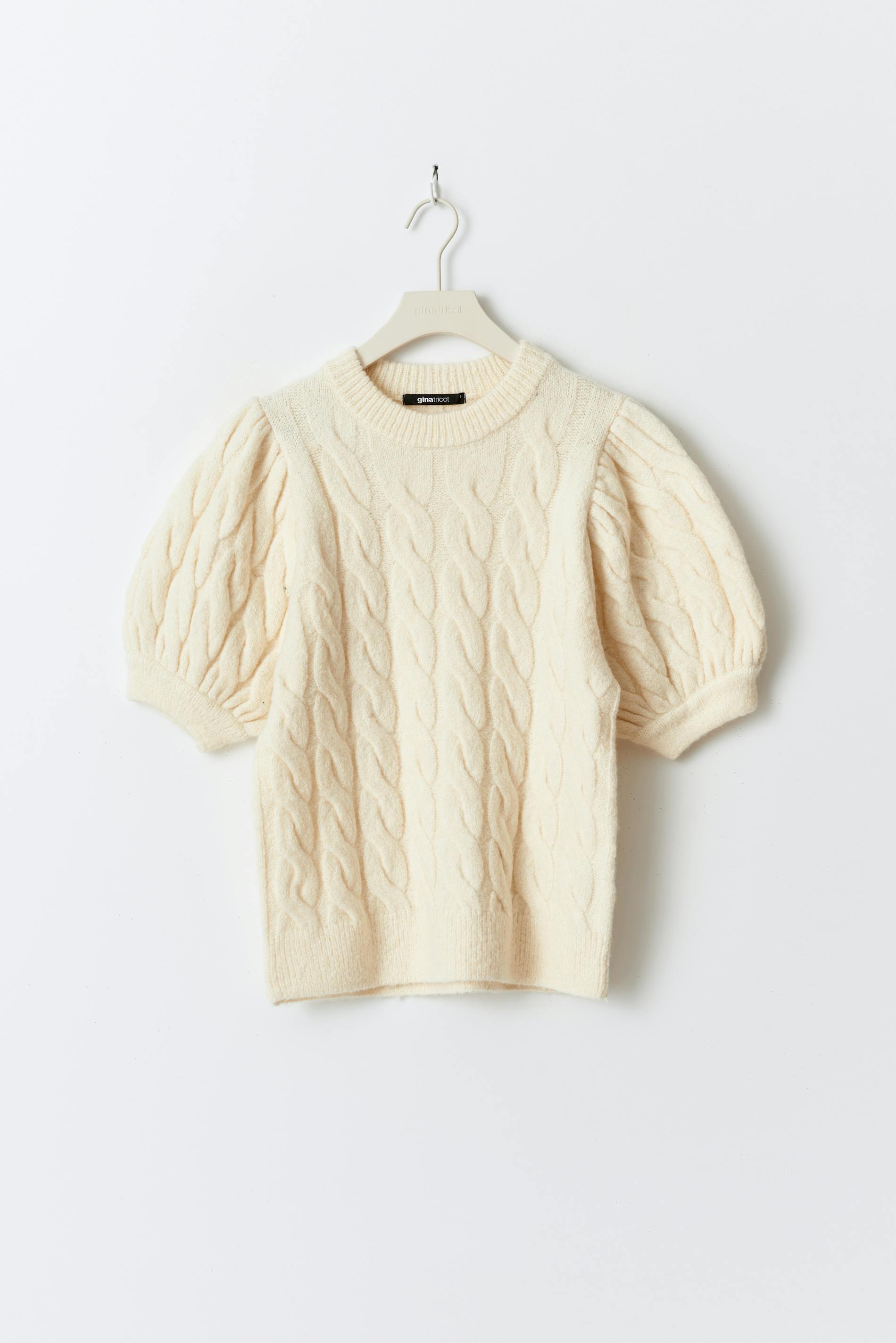 Knitted cable top